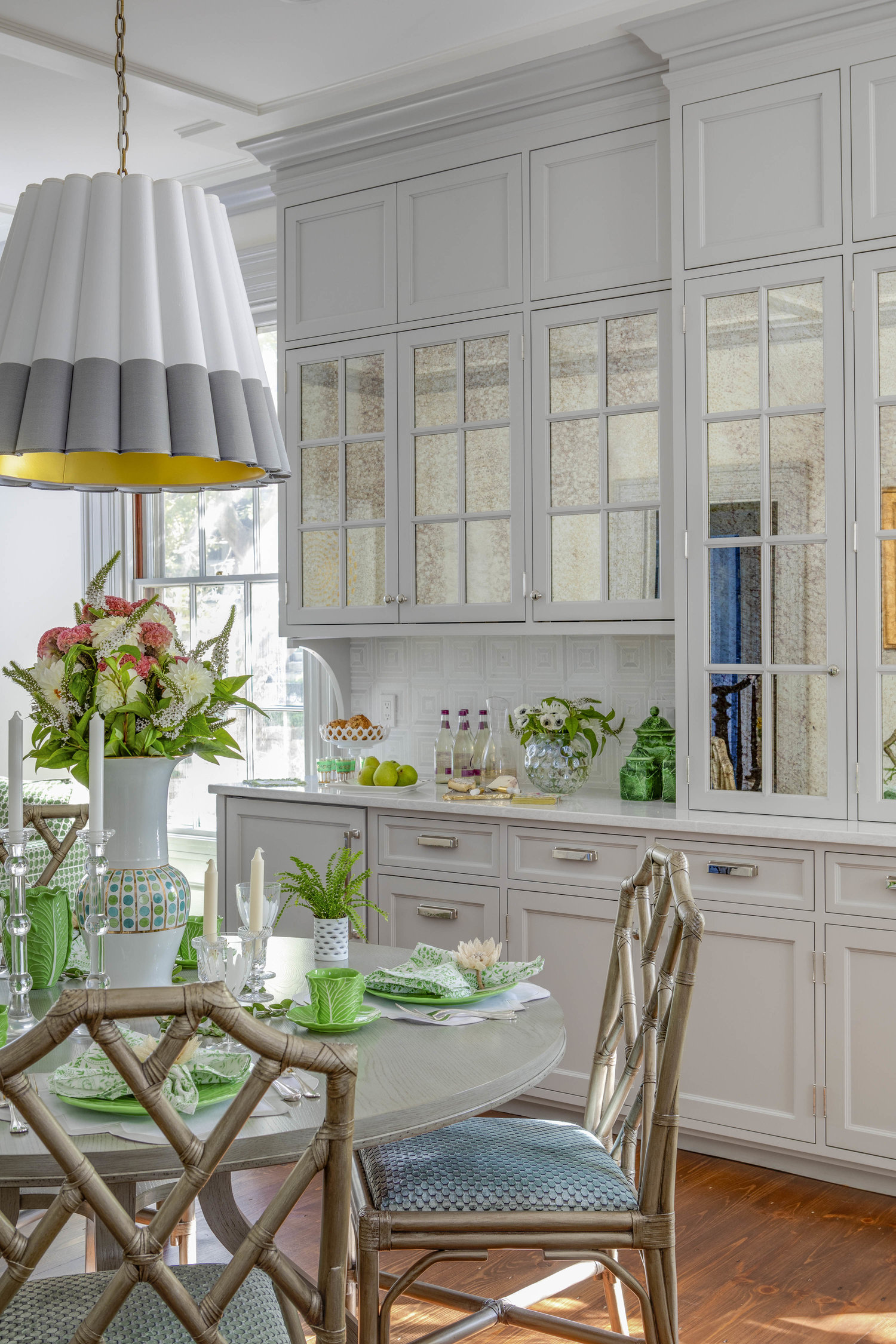 We are getting our dose of good taste this Tuesday with Digs Design of Newport, Rhode Island.   Owner Jocelyn Chiappone creates extraordinary rooms that welcome and make every home look and feel special. Greg Premru Photography