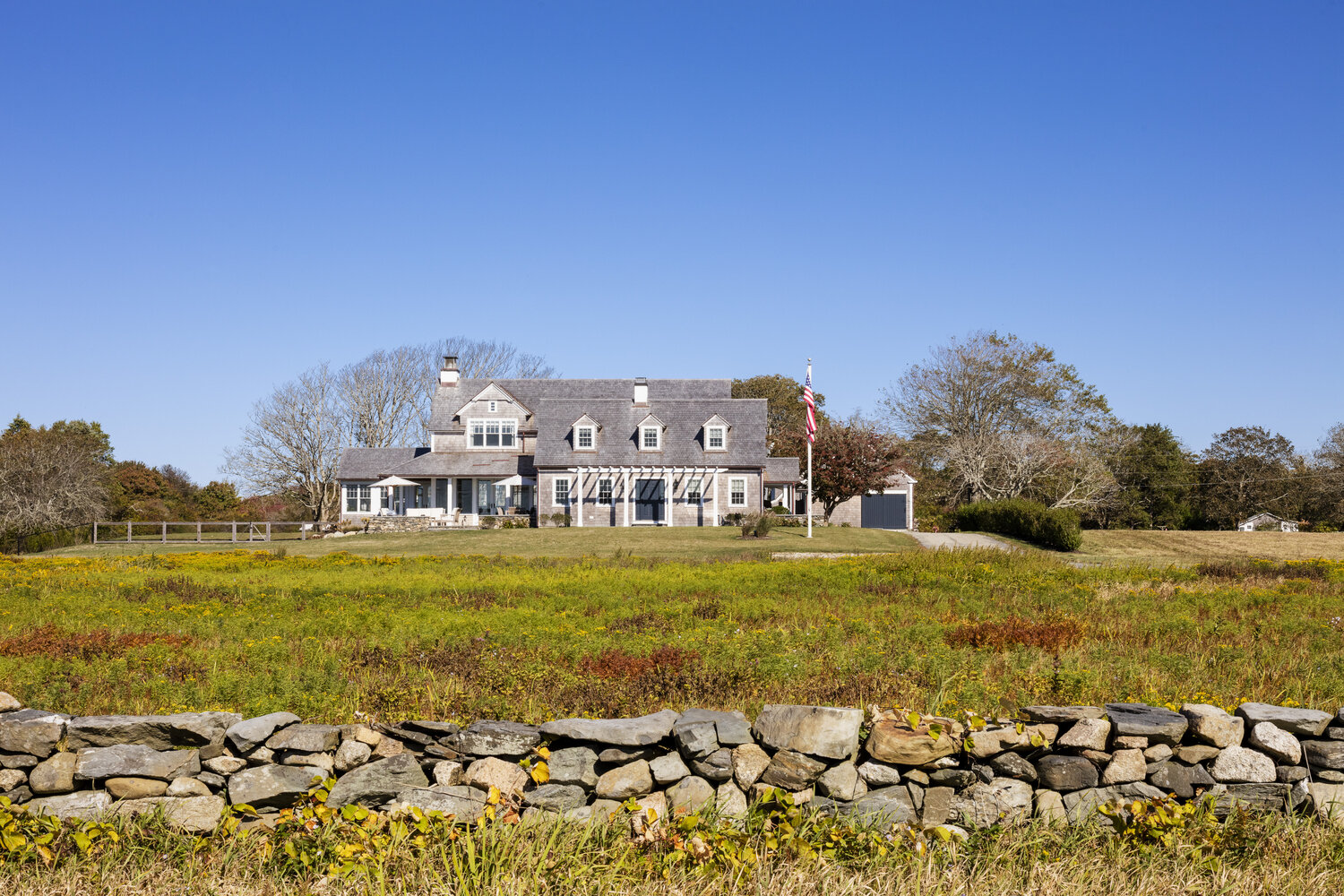 One peek at this Digs Design paradise and you'll feel like you're a million miles away! Calming, soothing and totally vacation worthy, feel free to tour this one again and again. Photography: Greg Premru @gregpremru Stylist: @karinlidbeck Architect CWA Architect @arner_architect