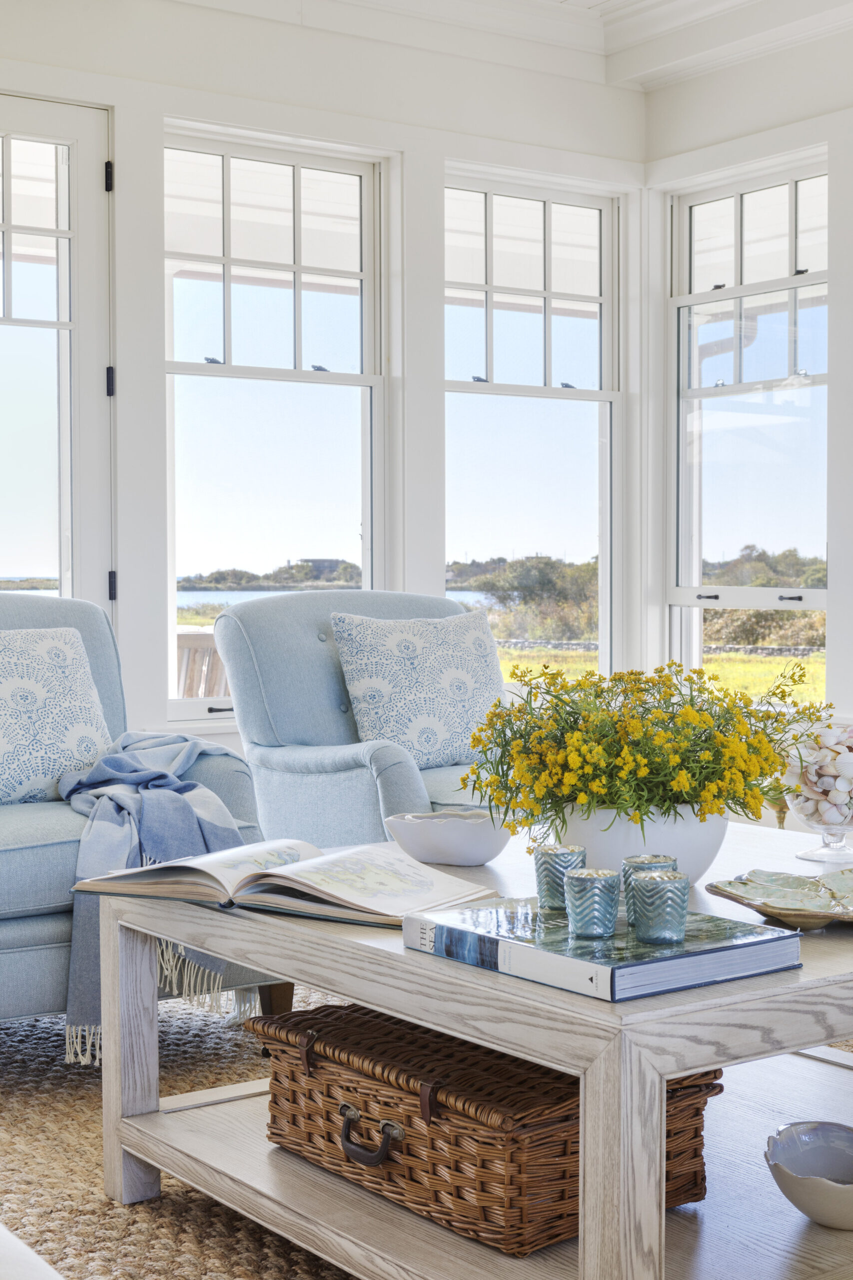 One peek at this Digs Design paradise and you'll feel like you're a million miles away! Calming, soothing and totally vacation worthy, feel free to tour this one again and again. Photography: Greg Premru @gregpremru Stylist: @karinlidbeck Architect CWA Architect @arner_architect