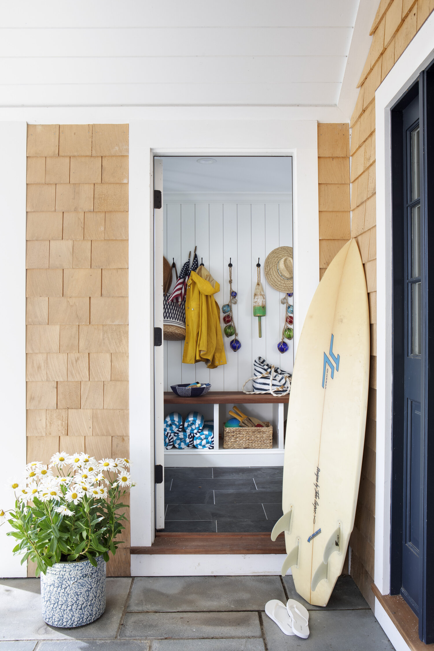 One peek at this Digs Design paradise and you'll feel like you're a million miles away! Calming, soothing and totally vacation worthy, feel free to tour this one again and again. Photography: Greg Premru @gregpremru Stylist: @karinlidbeck Architect CWA Architect @arner_architect