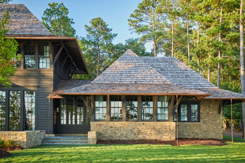 If you’re looking for inspiration to transform your home into a beautiful and functional space, look no further than the beautiful interior design of a favorite designer. With a focus on Southern charm and a love for classic design elements, her work is both timeless and on-trend. Ashley Gilbreath Interior Design , Emily Followill Photography