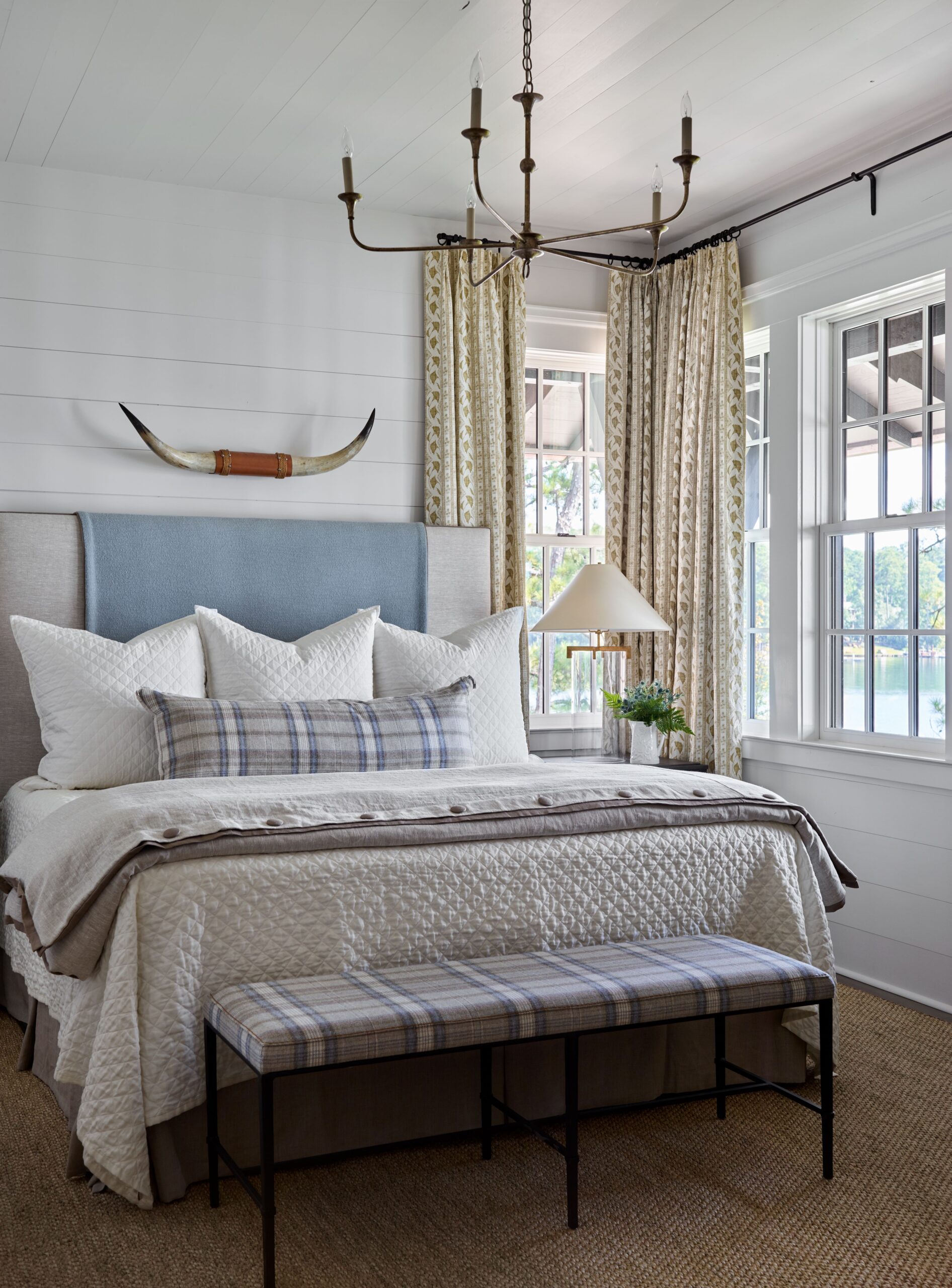 Few things are quite as fun as stepping through the front door of someone else’s home–especially if it’s as beautiful as this Lake Martin home designed by Chris Tippett of TSB and by one of our favorite architects, Ashley Gilbreath Interior Design. Emily Followill Photography