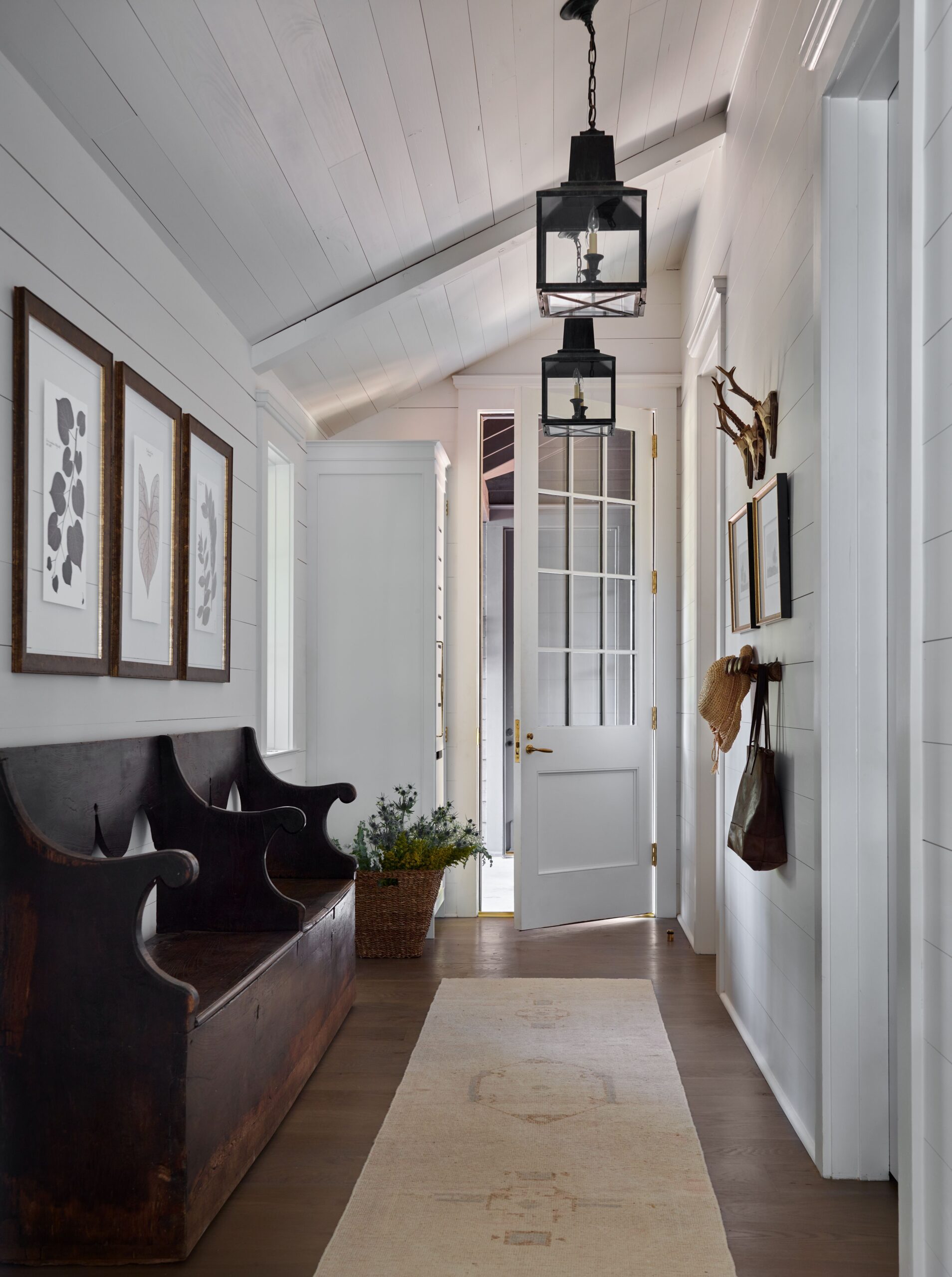 Few things are quite as fun as stepping through the front door of someone else’s home–especially if it’s as beautiful as this Lake Martin home designed by Chris Tippett of TSB and by one of our favorite architects, Ashley Gilbreath Interior Design. Emily Followill Photography