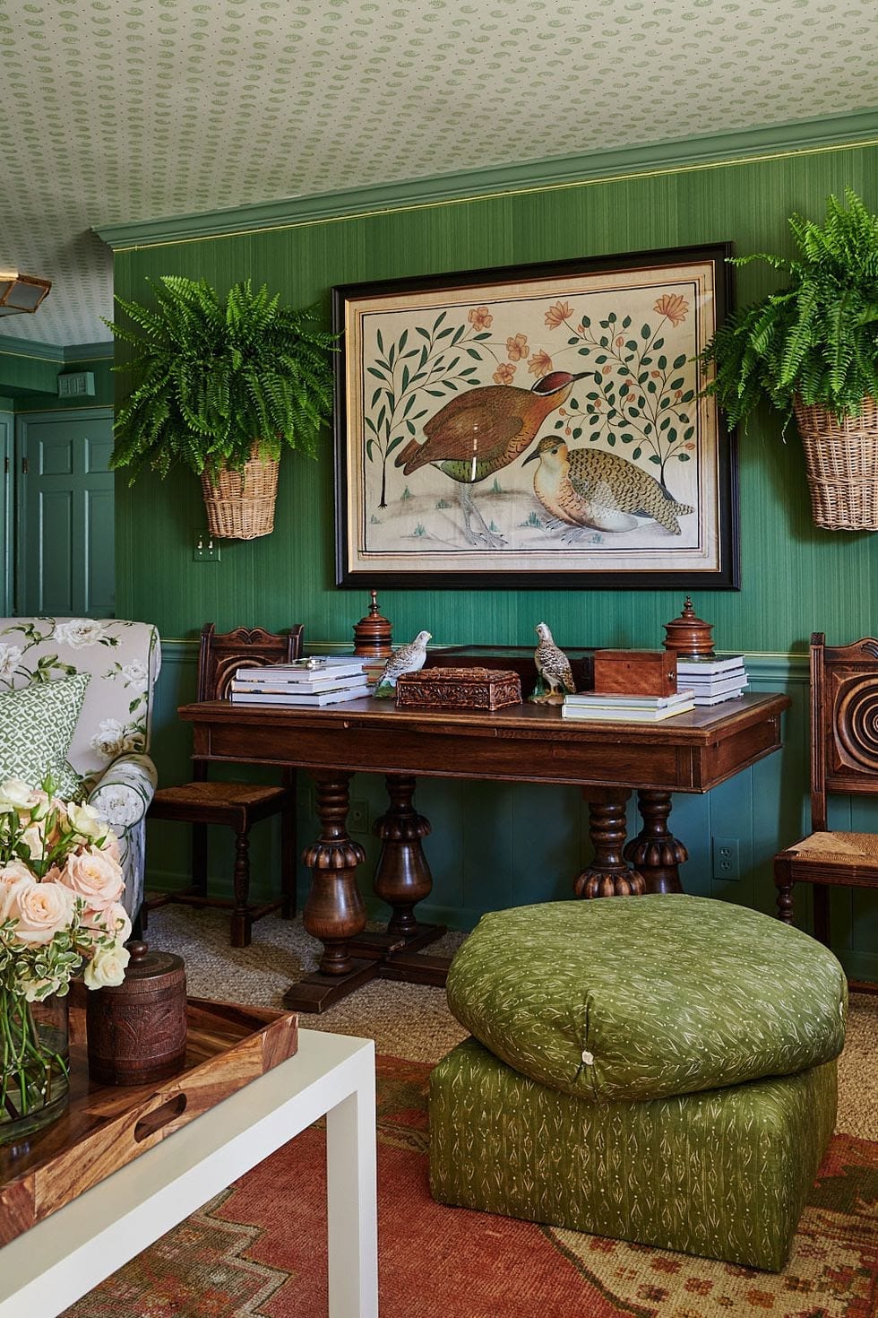 If you're looking for inspiration, then Mark D. Sikes ' interior design work is a must-see. His signature style, which combines classic elements with modern sensibilities, is evident in every project he touches. From cozy family homes to luxurious penthouses and everything in between, Mark's stunning designs never fail to impress. Amy Neunsinger Photography