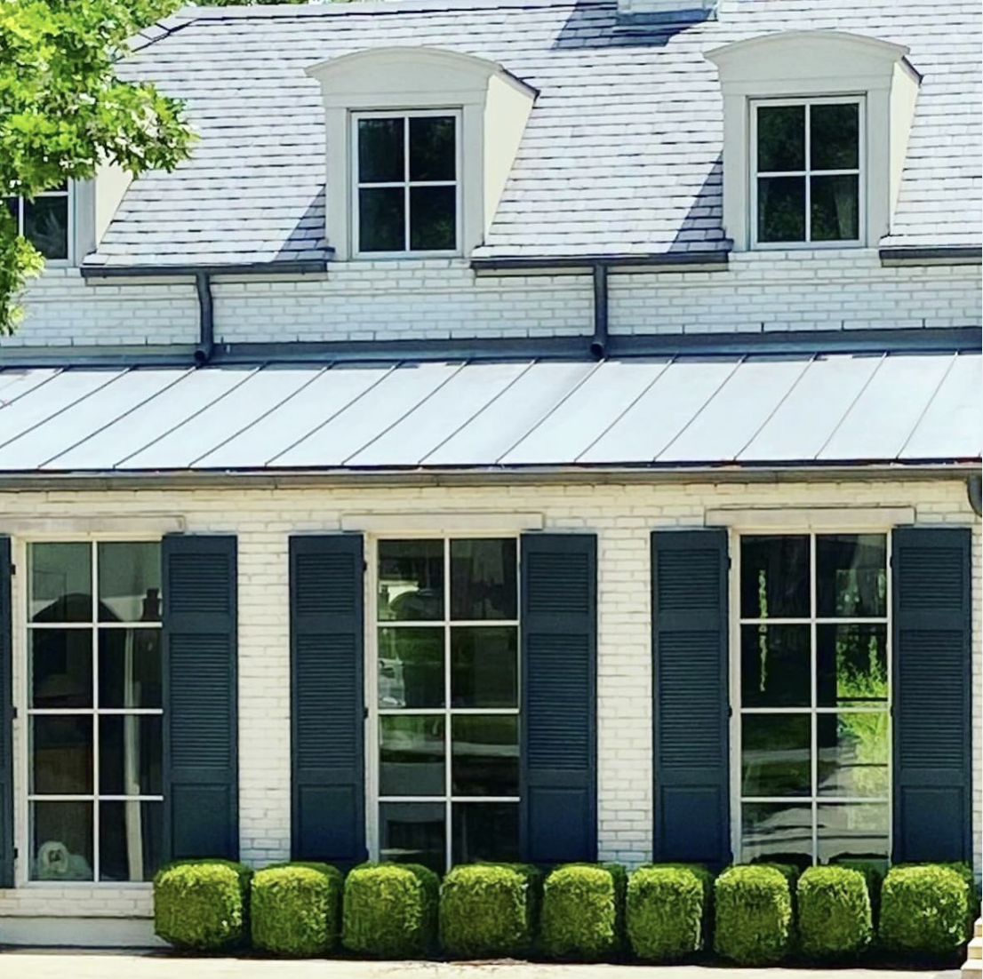 There is absolutely nothing like making an entrance, a grand first impression, in our lives and in our homes. These ten jaw-dropping homes, photographed by The Potted Boxwood are the best of the best when it comes to curb appeal.