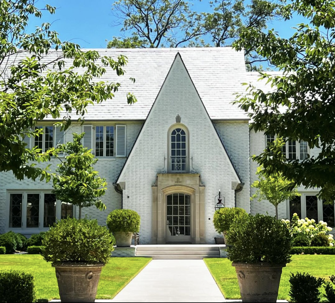 There is absolutely nothing like making an entrance, a grand first impression, in our lives and in our homes. These ten jaw-dropping homes, photographed by The Potted Boxwood are the best of the best when it comes to curb appeal.
