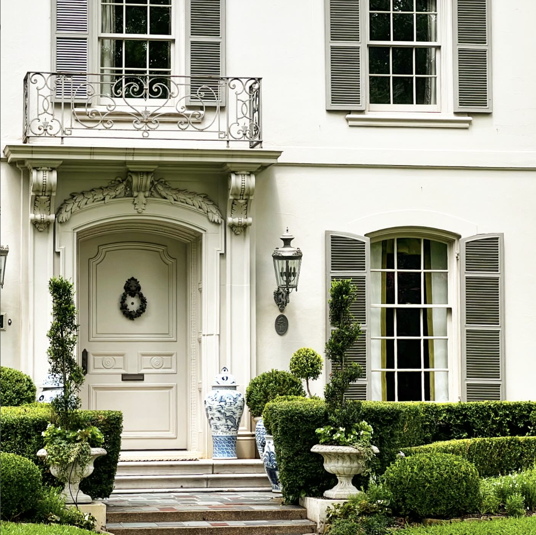 There is absolutely nothing like making an entrance, a grand first impression, in our lives and in our homes. These ten jaw-dropping homes, photographed by The Potted Boxwood are the best of the best when it comes to curb appeal.