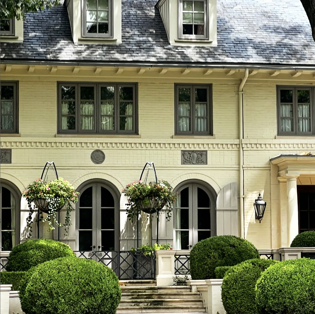 There is absolutely nothing like making an entrance, a grand first impression, in our lives and in our homes. These ten jaw-dropping homes, photographed by The Potted Boxwood are the best of the best when it comes to curb appeal.