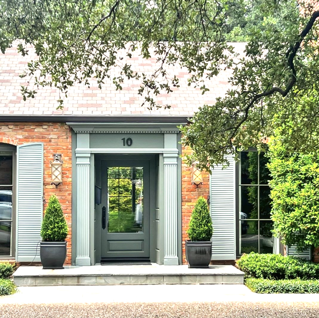 There is absolutely nothing like making an entrance, a grand first impression, in our lives and in our homes. These ten jaw-dropping homes, photographed by The Potted Boxwood are the best of the best when it comes to curb appeal.