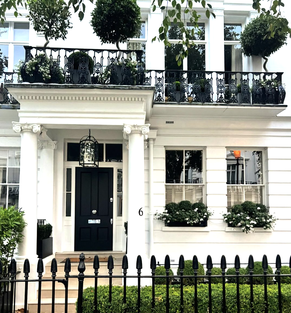 There is absolutely nothing like making an entrance, a grand first impression, in our lives and in our homes. These ten jaw-dropping homes, photographed by The Potted Boxwood are the best of the best when it comes to curb appeal.