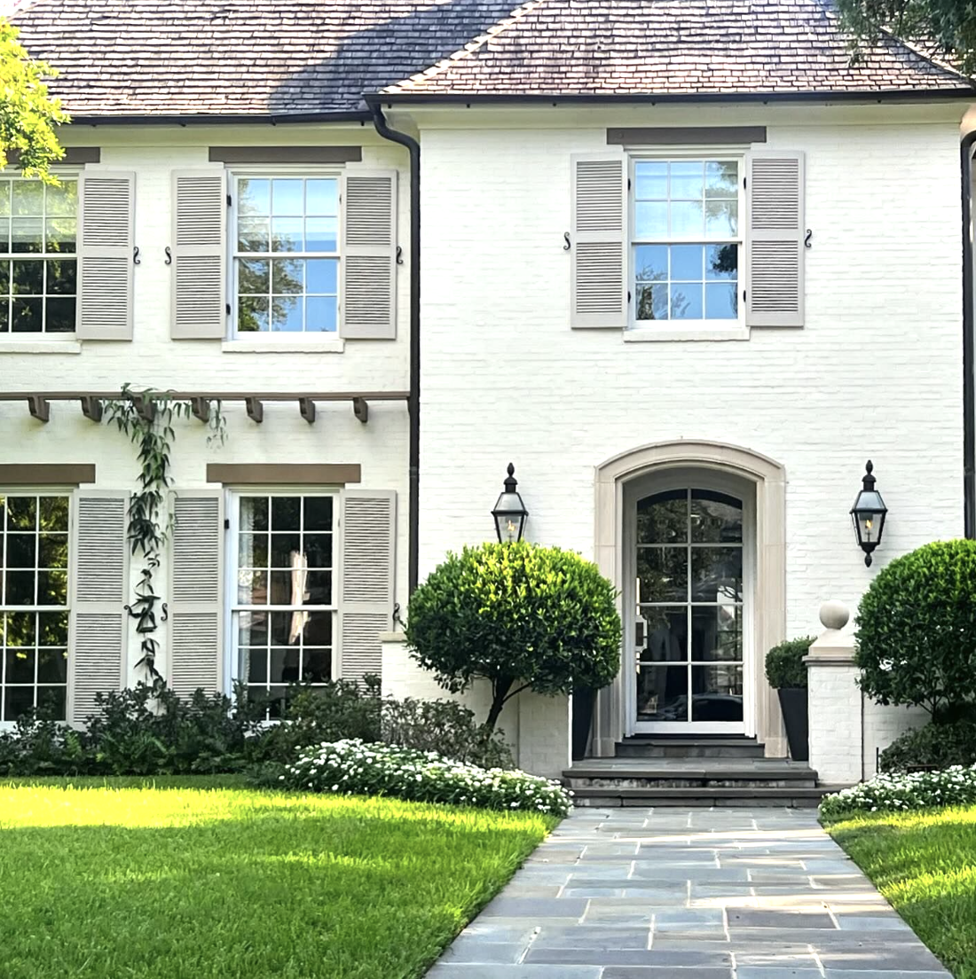 There is absolutely nothing like making an entrance, a grand first impression, in our lives and in our homes. These ten jaw-dropping homes, photographed by The Potted Boxwood are the best of the best when it comes to curb appeal.