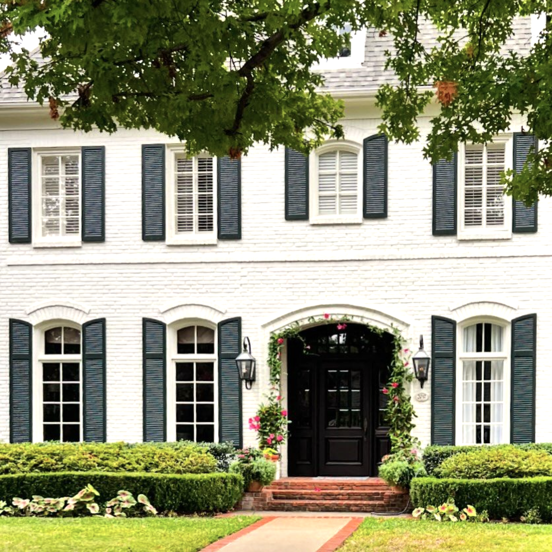 There is absolutely nothing like making an entrance, a grand first impression, in our lives and in our homes. These ten jaw-dropping homes, photographed by The Potted Boxwood are the best of the best when it comes to curb appeal.