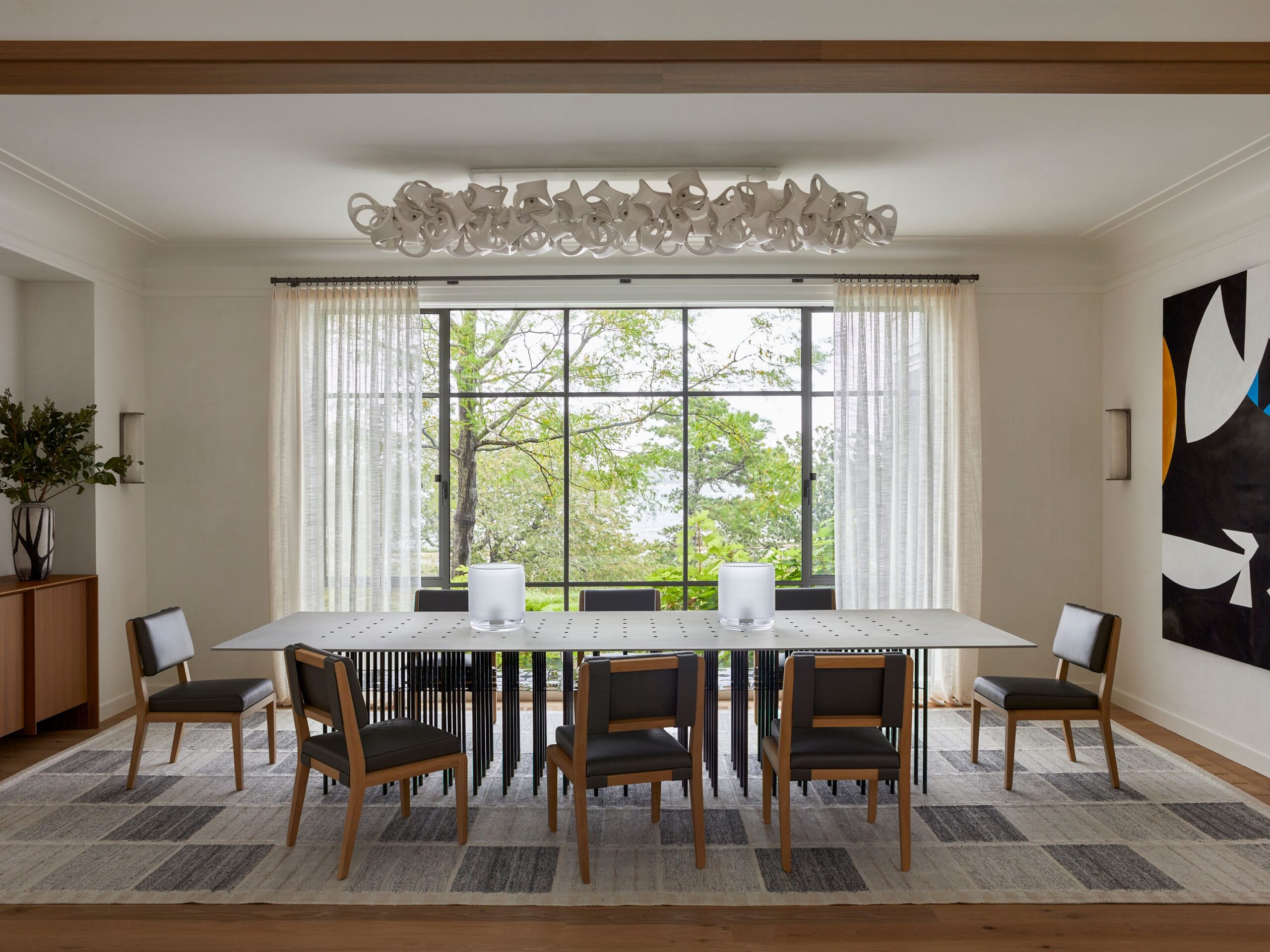 Summer may be coming to an end, but we think the fall is one of the absolute best times to enjoy a seaside cottage, like this breathtaking Martha's Vineyard retreat design by Interior Designer Mark Cunningham and Architect John B. Murray. - Eric Piasecki Photography