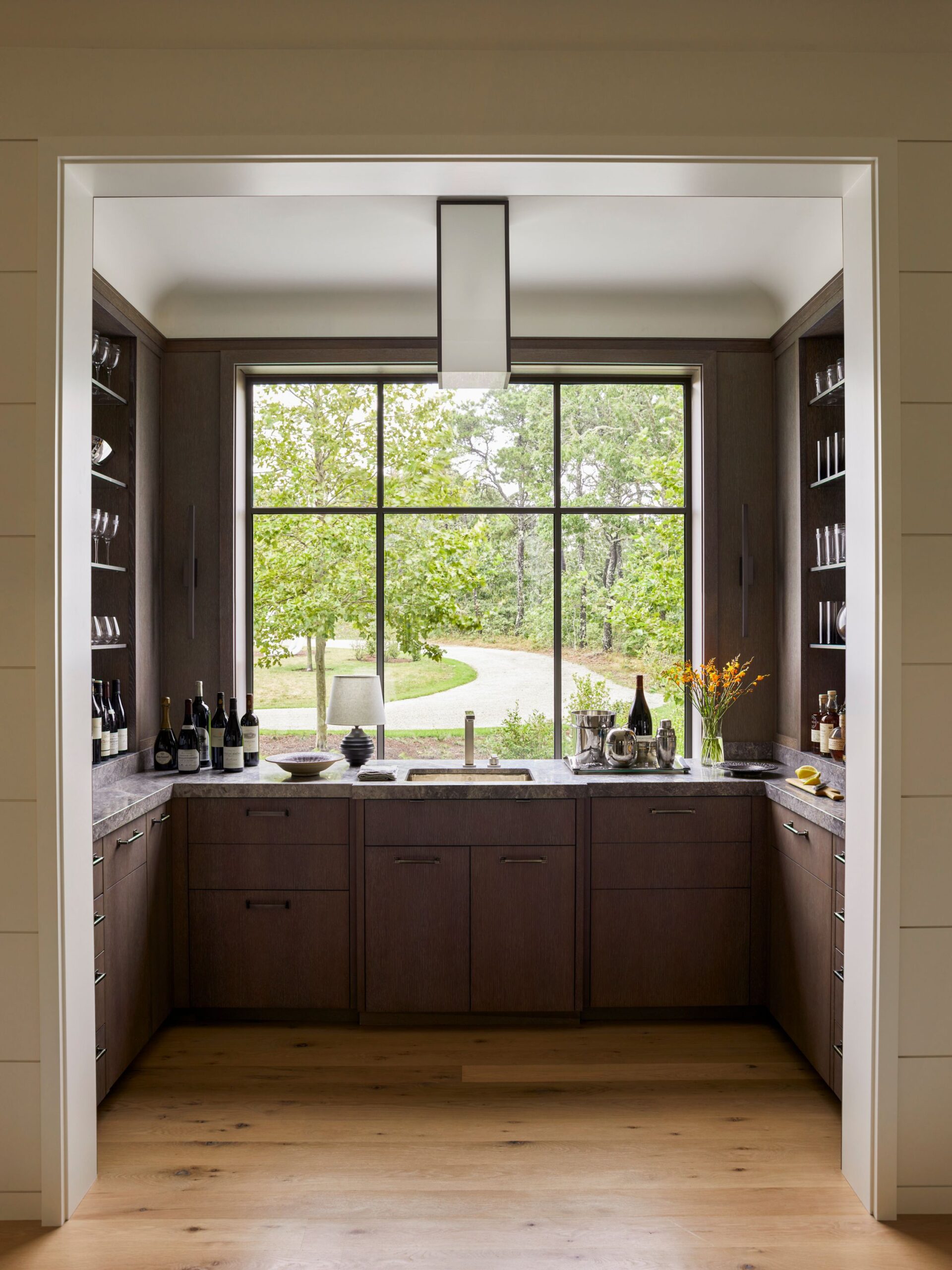 Summer may be coming to an end, but we think the fall is one of the absolute best times to enjoy a seaside cottage, like this breathtaking Martha's Vineyard retreat design by Interior Designer Mark Cunningham and Architect John B. Murray. - Eric Piasecki Photography