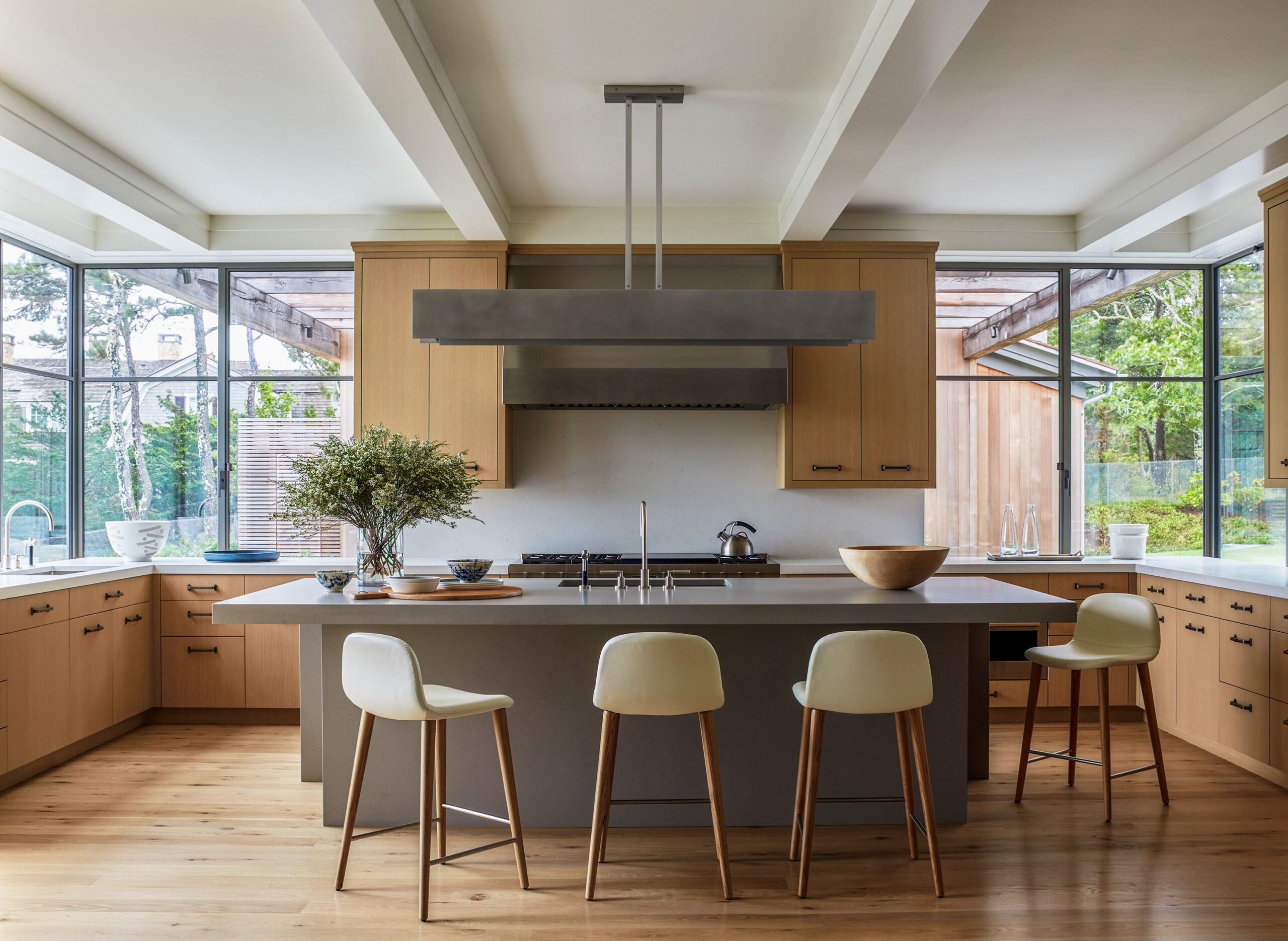 Summer may be coming to an end, but we think the fall is one of the absolute best times to enjoy a seaside cottage, like this breathtaking Martha's Vineyard retreat design by Interior Designer Mark Cunningham and Architect John B. Murray. - Eric Piasecki Photography