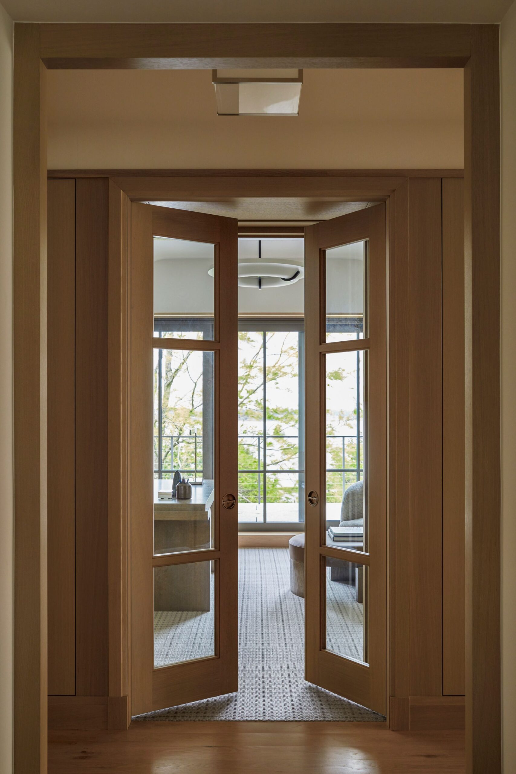 Summer may be coming to an end, but we think the fall is one of the absolute best times to enjoy a seaside cottage, like this beautiful Martha's Vineyard retreat design by Interior Designer Mark Cunningham and Architect John B. Murray. - Eric Piasecki Photography