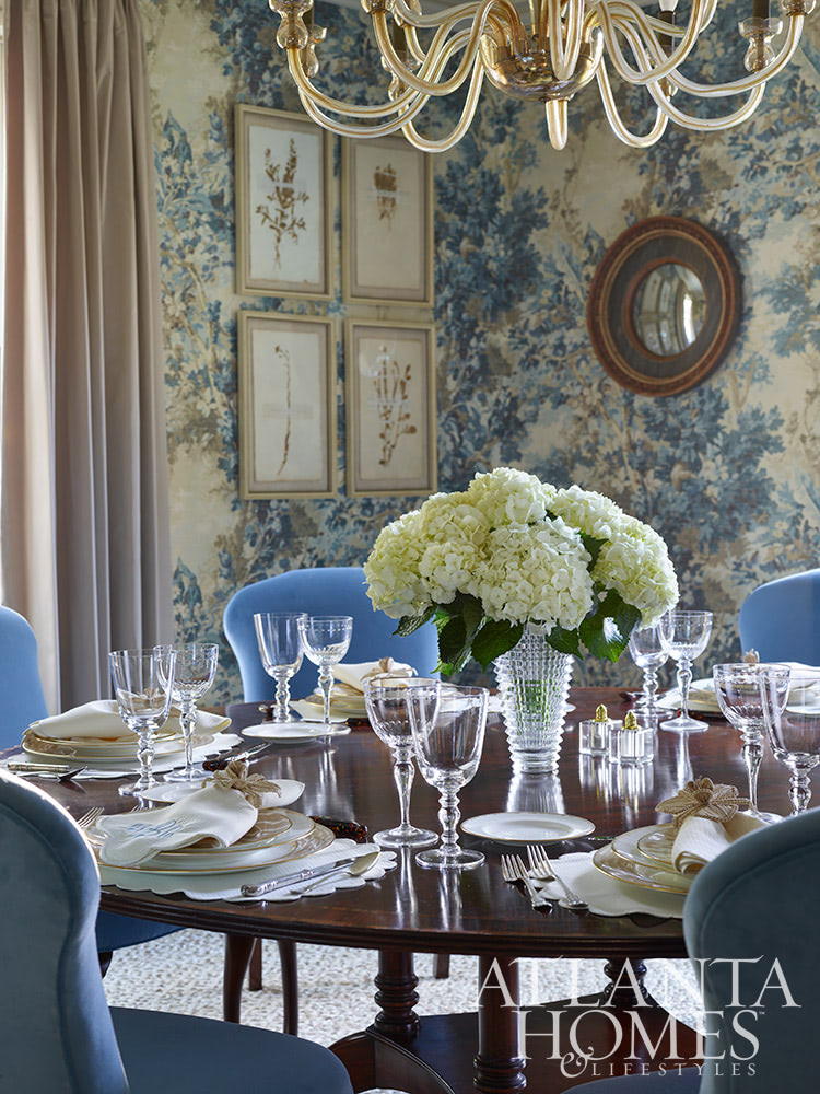 Source: Atlanta Homes & Lifestyles | Designer: Helen Davis Hanavich | Architect: T. Blake Segars | Photographer: Emily Followill The holiday season will be here before we know it! As we prepare to gather with loved ones, it’s the perfect time to transform our dining rooms into magical holiday spaces that reflect the warmth and joy of the season.