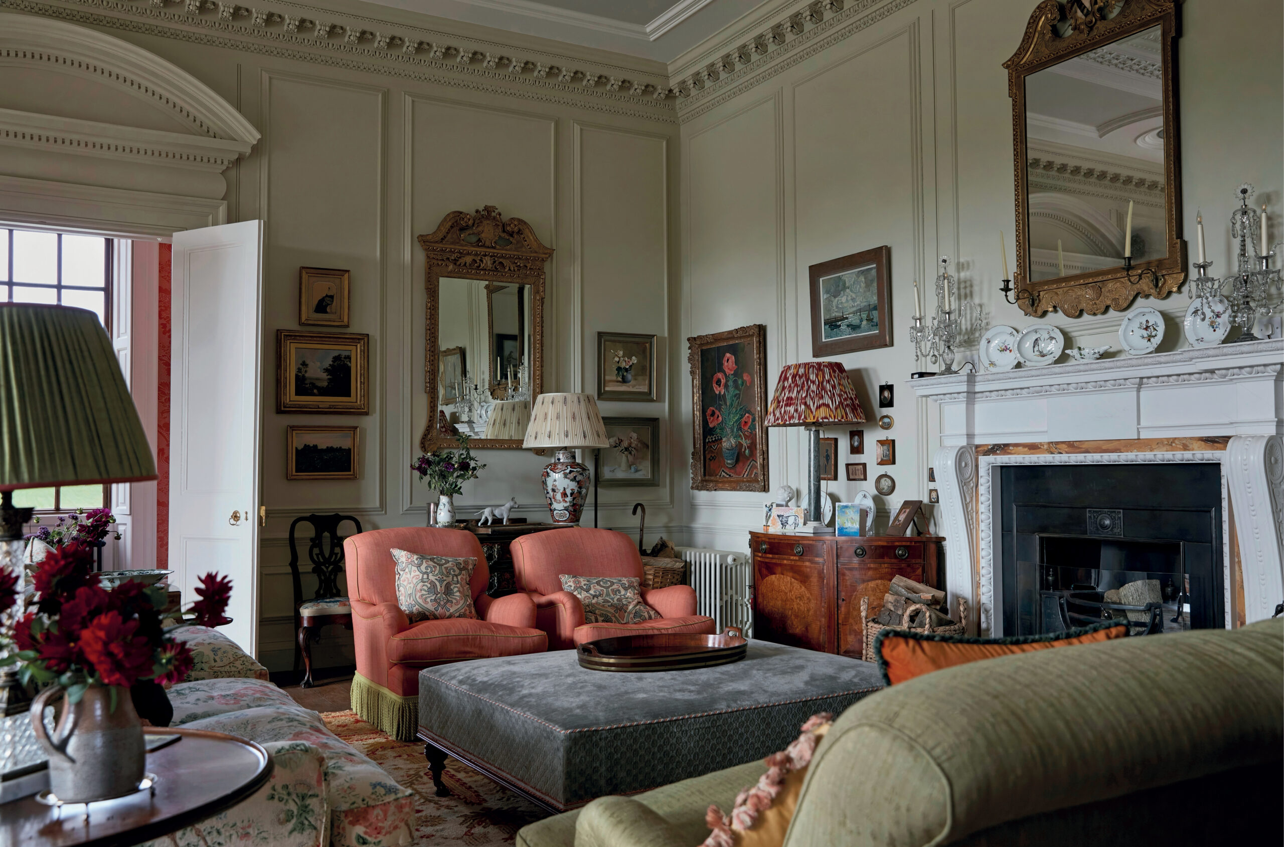 Ben Pentreath, a champion of English design masterfully demonstrates the art of infusing traditional elegance with contemporary elements, crafting homes and spaces that exude sophistication, glamour, and an infusion of color.  Ben Pentreath Photography