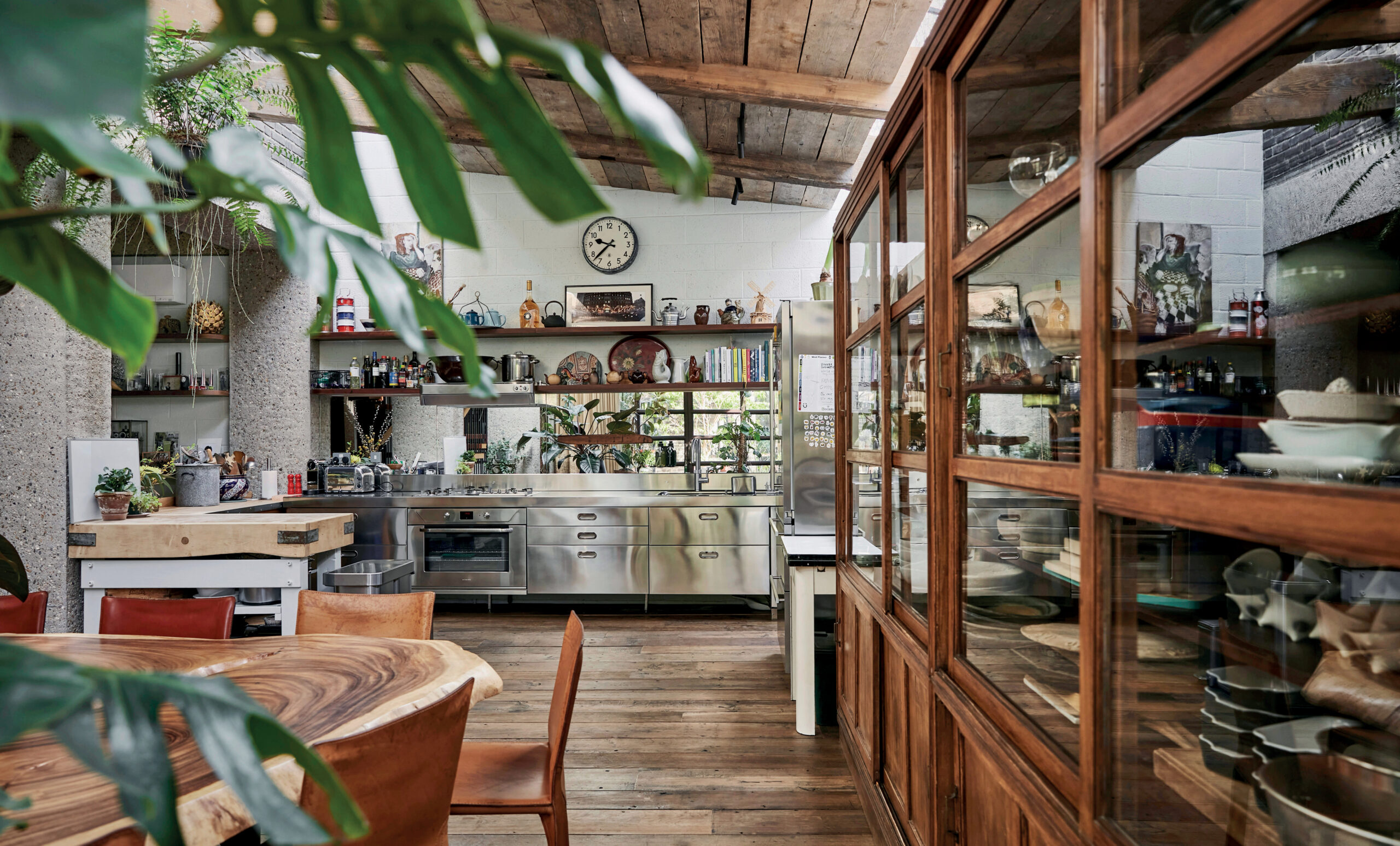 Ben Pentreath, a champion of English design masterfully demonstrates the art of infusing traditional elegance with contemporary elements, crafting homes and spaces that exude sophistication, glamour, and an infusion of color.  Ben Pentreath Photography