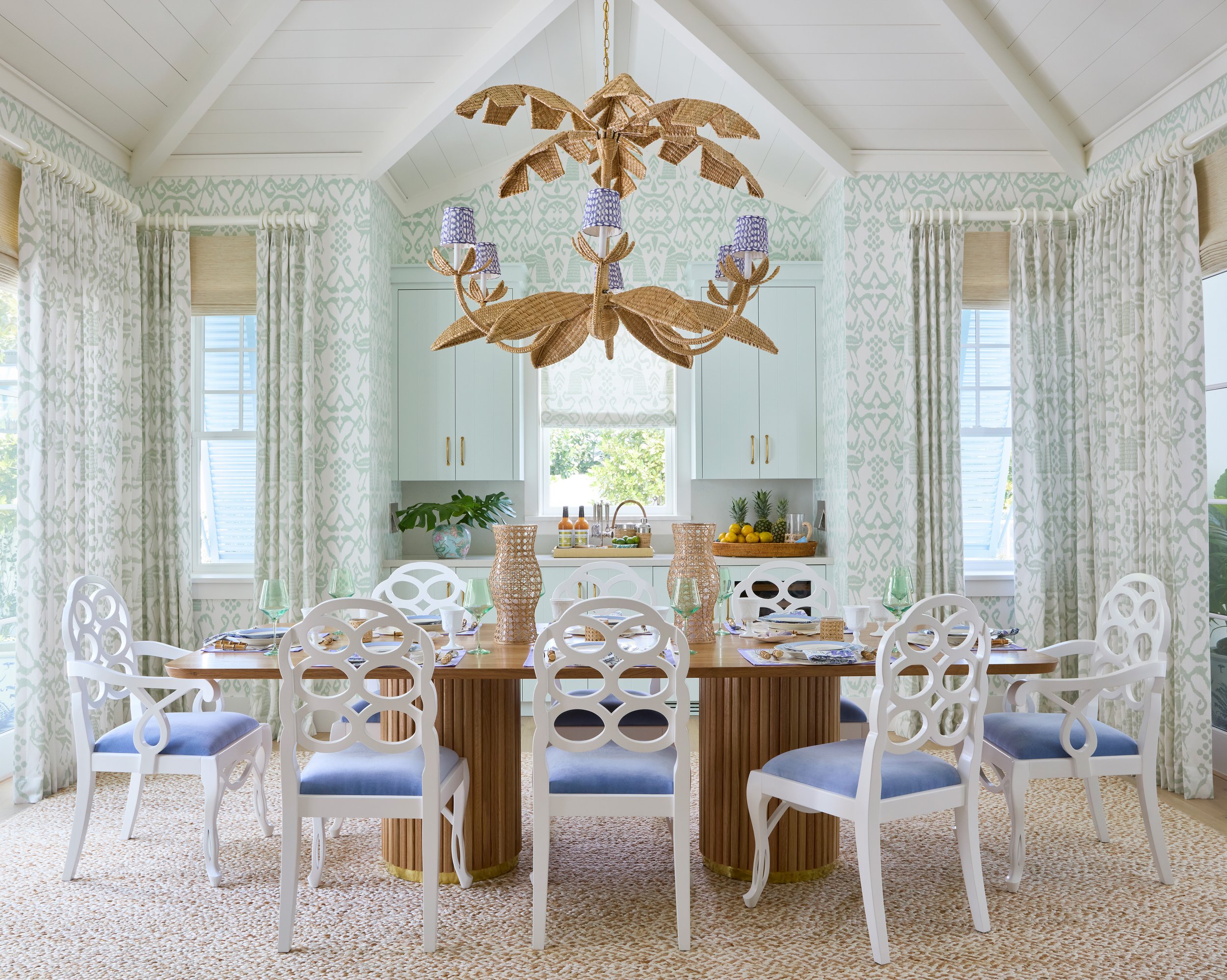 Kara Miller Design | Brantley PhotographyThe holiday season will be here before we know it! As we prepare to gather with loved ones, it’s the perfect time to transform our dining rooms into magical holiday spaces that reflect the warmth and joy of the season.