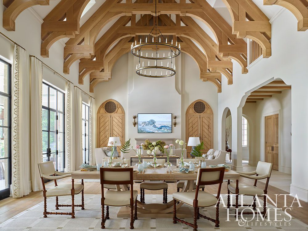 Atlanta Homes & Lifestyles| Frank Neely Architect| Jessica Bradley Interiors | Emily Followill PhotographyThe holiday season will be here before we know it! As we prepare to gather with loved ones, it’s the perfect time to transform our dining rooms into magical holiday spaces that reflect the warmth and joy of the season.