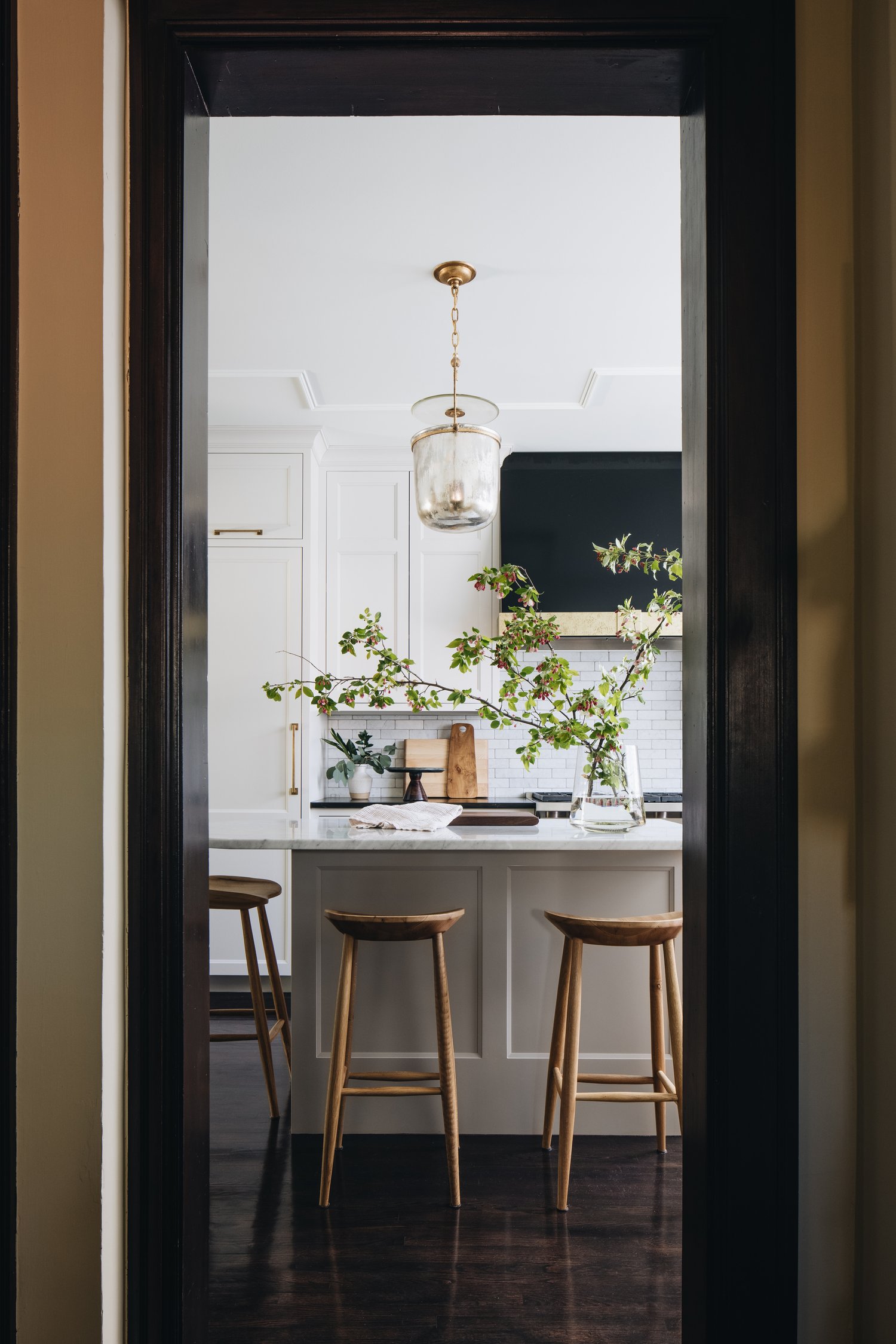 for the right balance in any home, there is absolutely nothing like a well-placed antique  or vintage piece.  They instantly ground a room and give it a sense of place and history and Jean Stoffer is an expert at achieving this look. Stoffer Photography Interiors