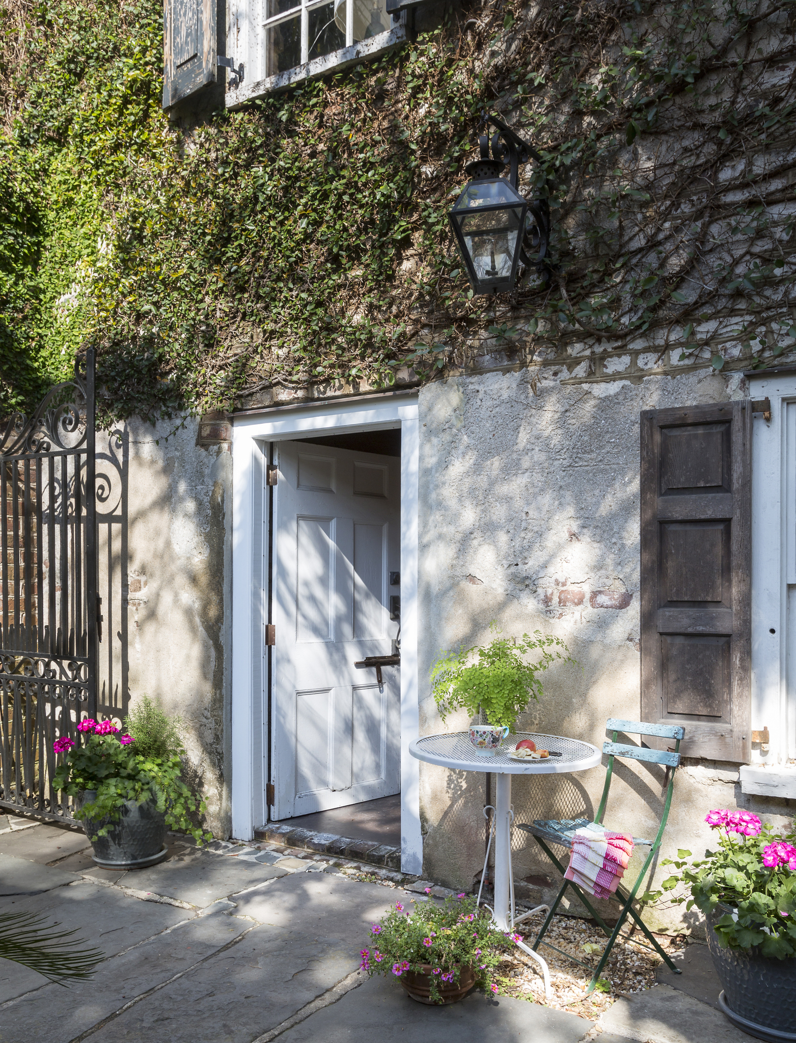 f you've ever dreamed of having your own pied-à-terre brimming with character, we have just the tour for you today!  Located in the enchanting city of Charleston, SC,  this retreat designed by Michael Mitchell is a special getaway for a  couple from Greenville.Photographer: Nancy Nolan Stylist: Ellen Scruggs