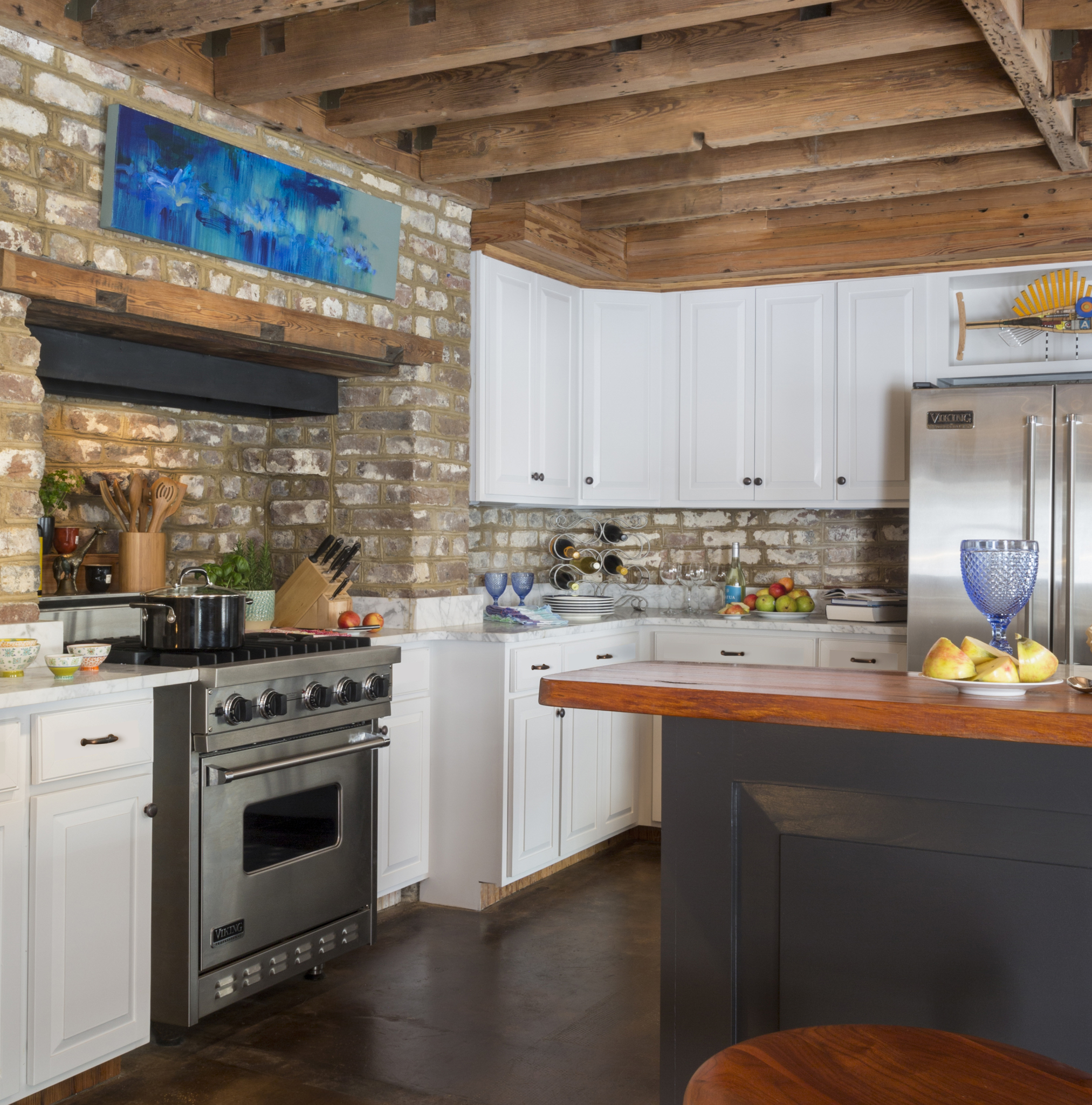 f you've ever dreamed of having your own pied-à-terre brimming with character, we have just the tour for you today!  Located in the enchanting city of Charleston, SC,  this retreat designed by Michael Mitchell is a special getaway for a  couple from Greenville. Photographer: Nancy Nolan Stylist: Ellen Scruggs