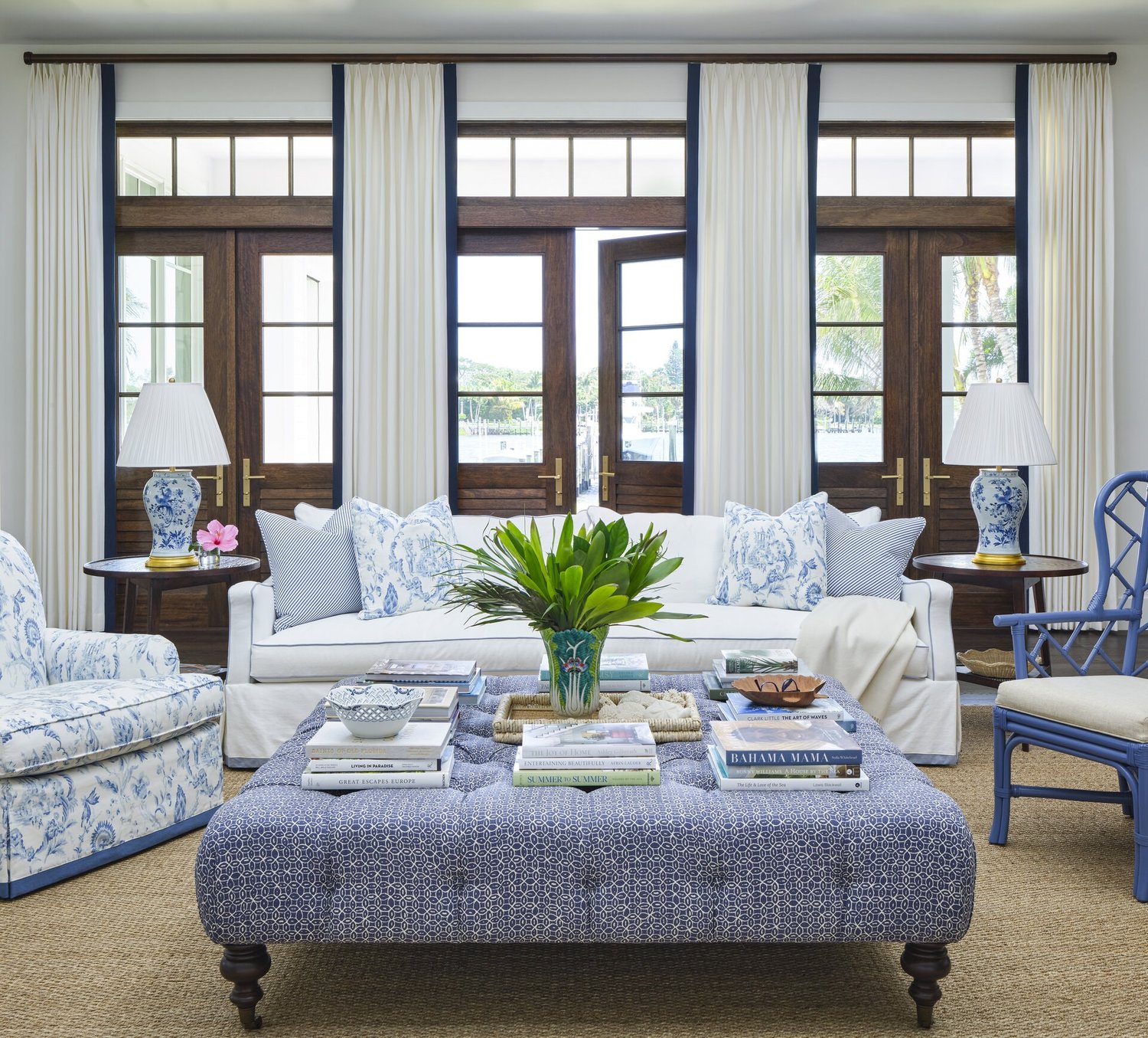 We are so excited to share this stunning Florida oasis designed by the talented Kara Miller. and photographed by Brantley Photography. From the stunning architectural details to the well-placed accessories, every element is perfection.