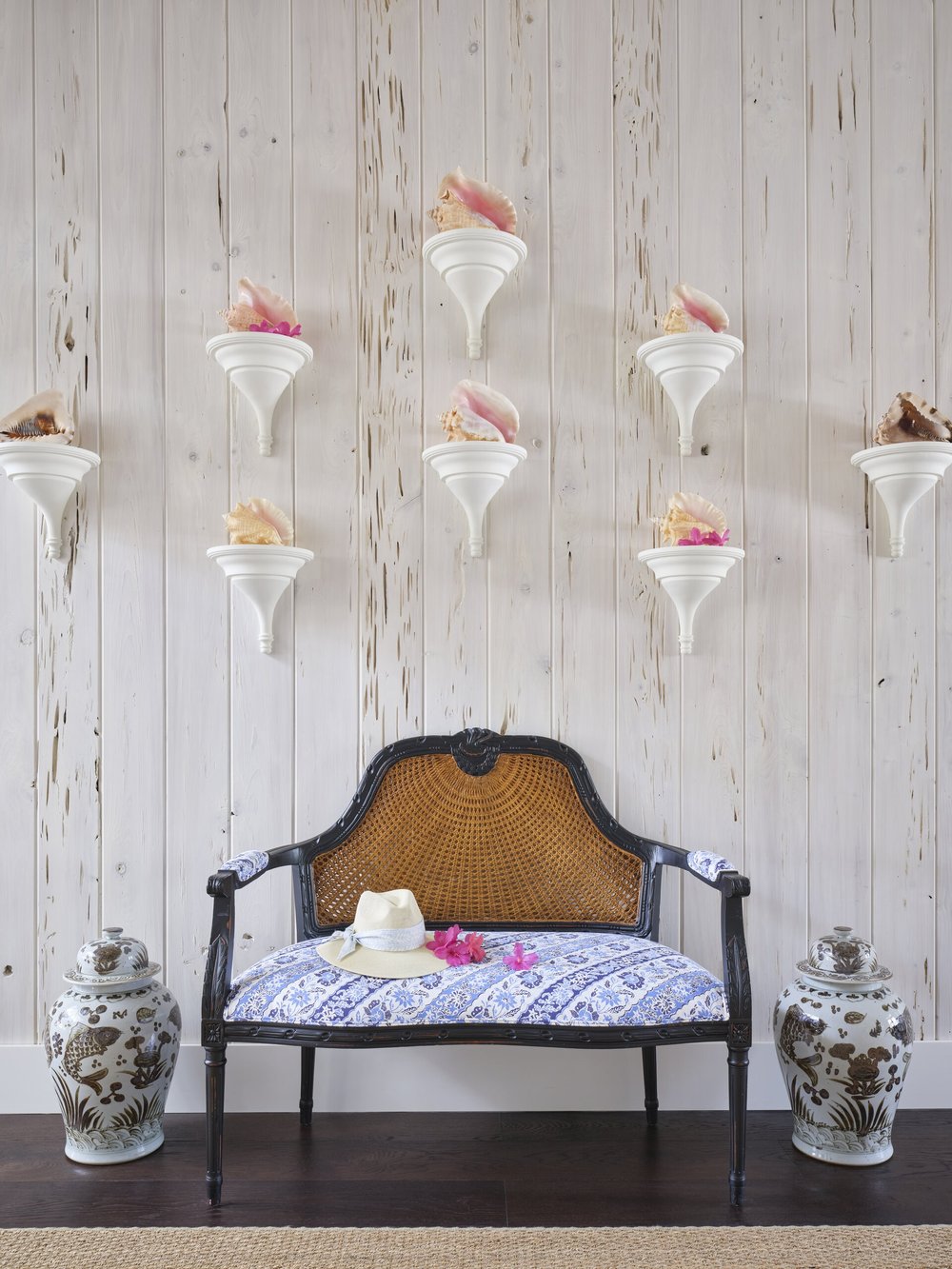 We are so excited to share this stunning Florida oasis designed by the talented Kara Miller. and photographed by Brantley Photography. From the stunning architectural details to the well-placed accessories, every element is perfection.