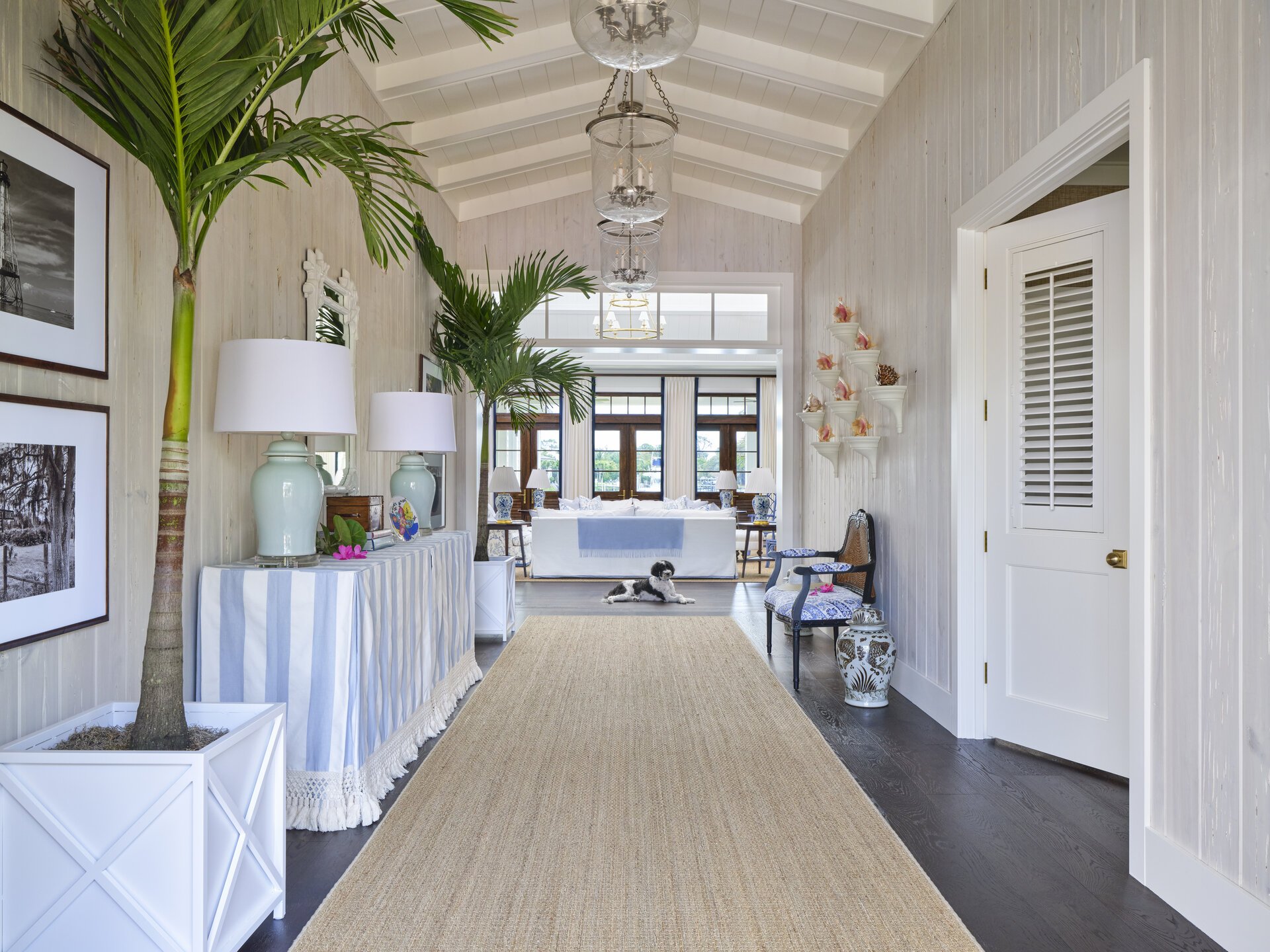 We are so excited to share this stunning Florida oasis designed by the talented Kara Miller. and photographed by Brantley Photography. From the stunning architectural details to the well-placed accessories, every element is perfection.