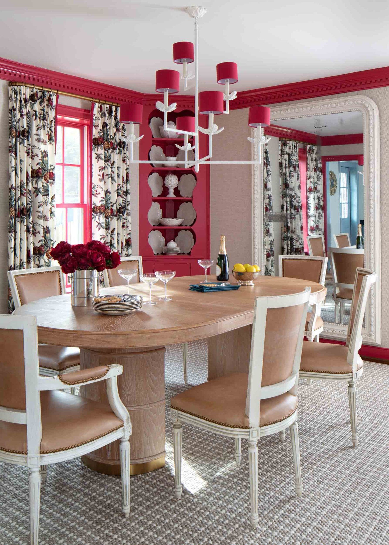 This charming home in Richmond, Virginia designed by the talented Elly Poston is elegant, fresh and fun–everything a home for a young family should be!  From the fresh and inviting color palette to the well-placed accessories, every element is perfection.  Take a peek. We think you’ll love it just as much as we do! Gordon Gregory Photography