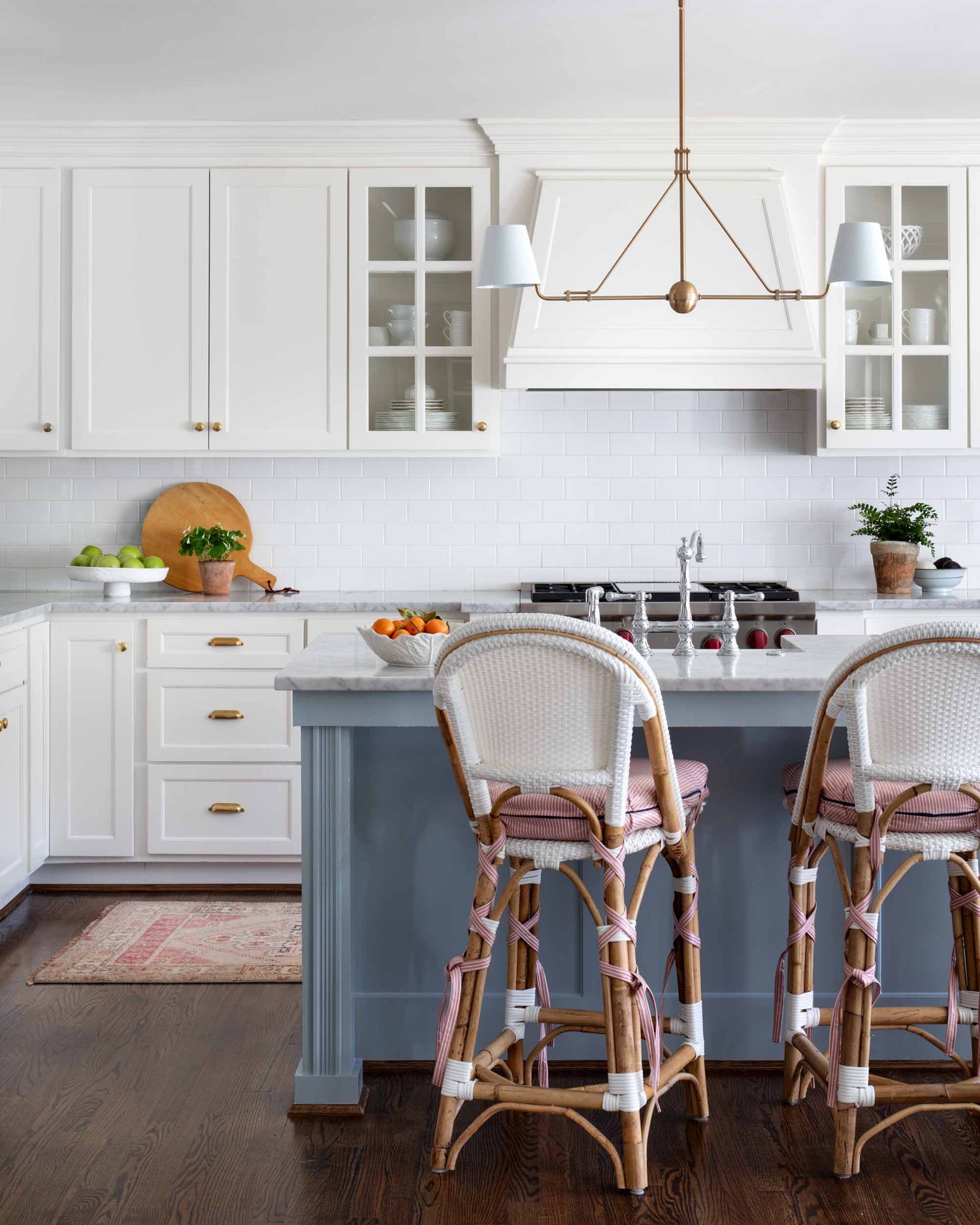 This charming home in Richmond, Virginia designed by the talented Elly Poston is elegant, fresh and fun–everything a home for a young family should be!  From the fresh and inviting color palette to the well-placed accessories, every element is perfection.  Take a peek. We think you’ll love it just as much as we do! Gordon Gregory Photography