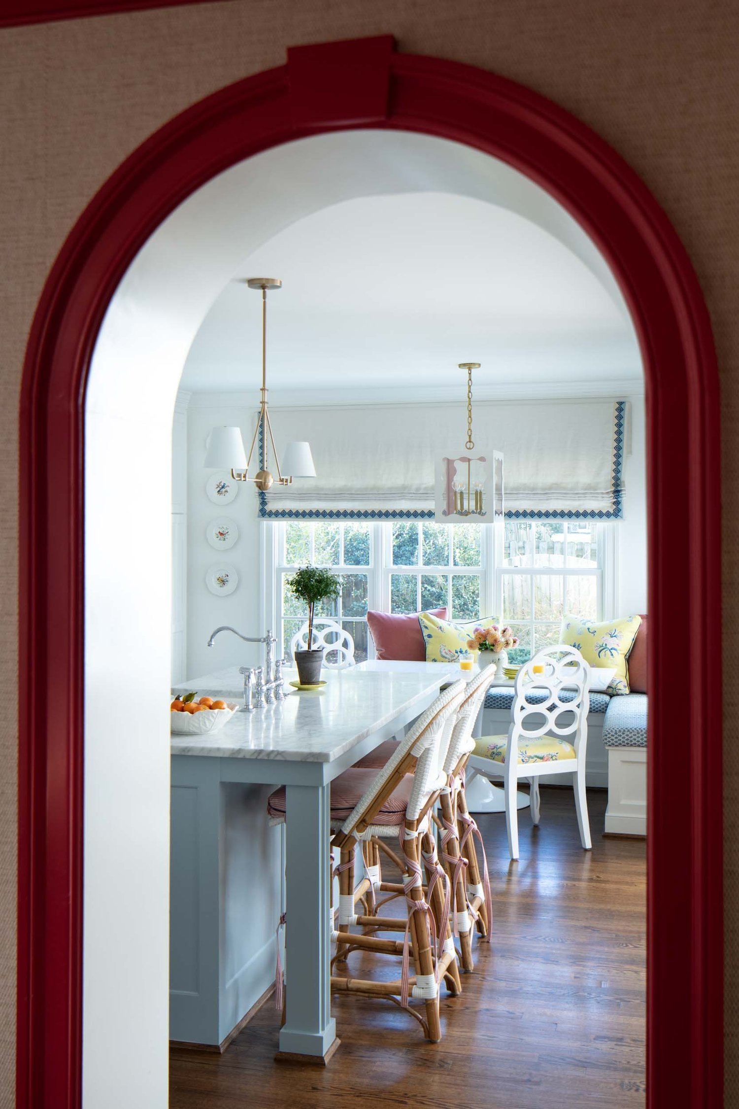 This charming home in Richmond, Virginia designed by the talented Elly Poston is elegant, fresh and fun–everything a home for a young family should be!  From the fresh and inviting color palette to the well-placed accessories, every element is perfection.  Take a peek. We think you’ll love it just as much as we do! Gordon Gregory Photography