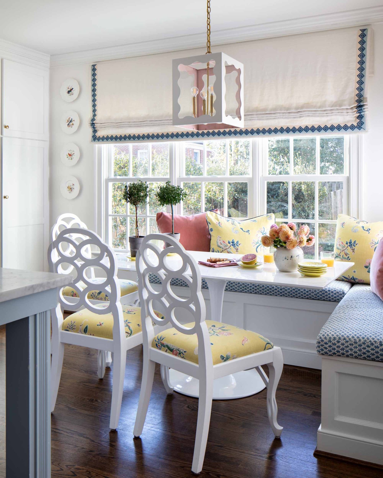 This charming home in Richmond, Virginia designed by the talented Elly Poston is elegant, fresh and fun–everything a home for a young family should be!  From the fresh and inviting color palette to the well-placed accessories, every element is perfection.  Take a peek. We think you’ll love it just as much as we do! Gordon Gregory Photography