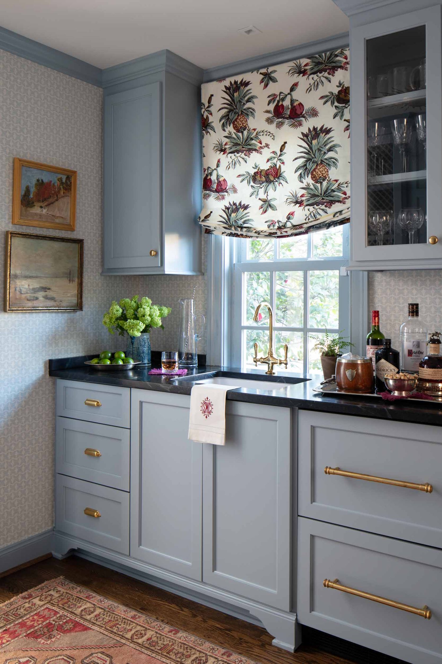 This charming home in Richmond, Virginia designed by the talented Elly Poston is elegant, fresh and fun–everything a home for a young family should be!  From the fresh and inviting color palette to the well-placed accessories, every element is perfection.  Take a peek. We think you’ll love it just as much as we do! Gordon Gregory Photography