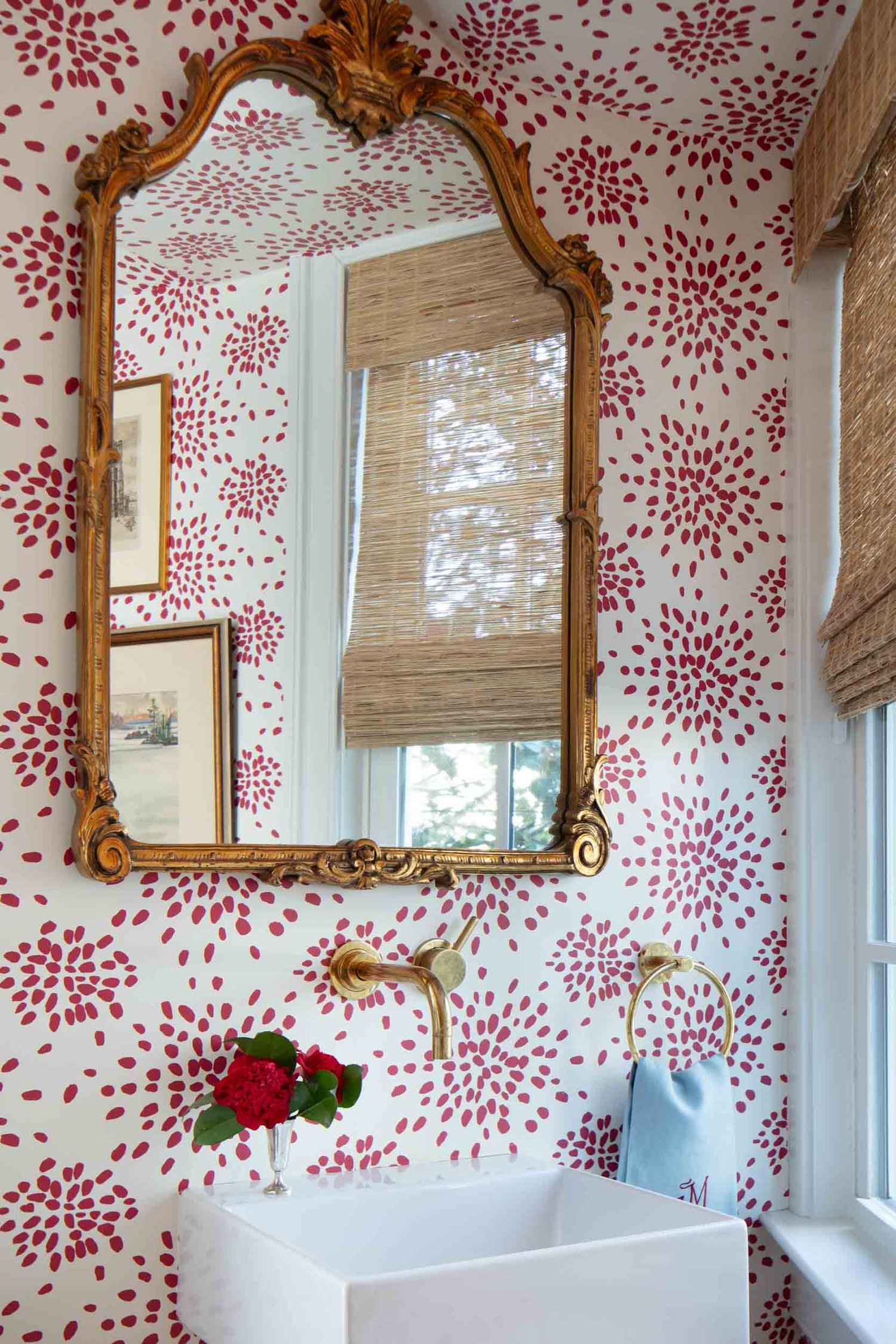 This charming home in Richmond, Virginia designed by the talented Elly Poston is elegant, fresh and fun–everything a home for a young family should be!  From the fresh and inviting color palette to the well-placed accessories, every element is perfection.  Take a peek. We think you’ll love it just as much as we do! Gordon Gregory Photography