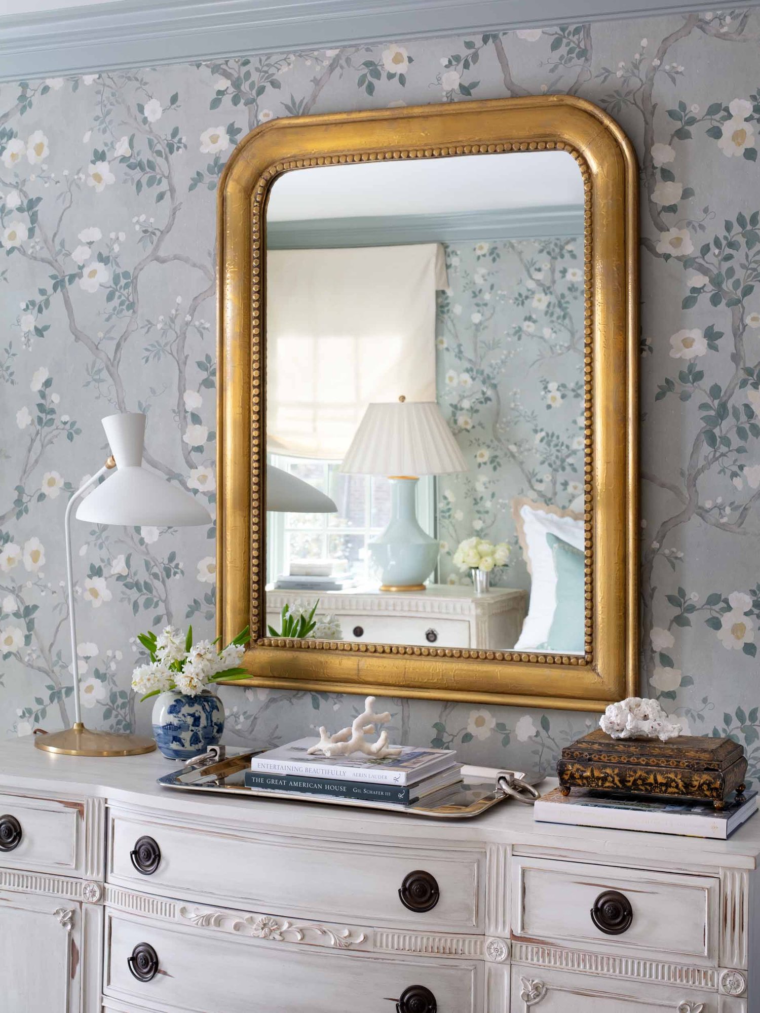 This charming home in Richmond, Virginia designed by the talented Elly Poston is elegant, fresh and fun–everything a home for a young family should be!  From the fresh and inviting color palette to the well-placed accessories, every element is perfection.  Take a peek. We think you’ll love it just as much as we do! Gordon Gregory Photography