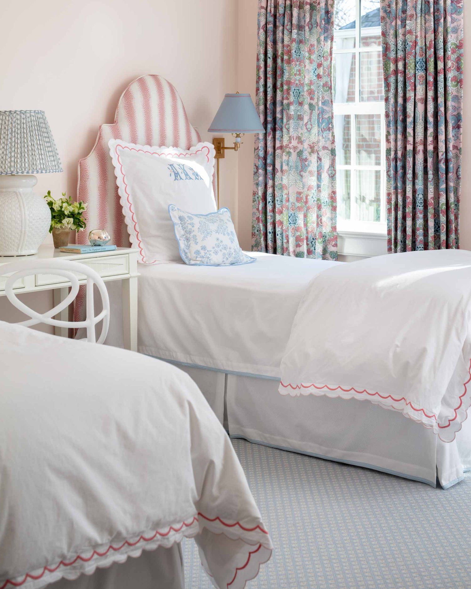 This charming home in Richmond, Virginia designed by the talented Elly Poston is elegant, fresh and fun–everything a home for a young family should be!  From the fresh and inviting color palette to the well-placed accessories, every element is perfection.  Take a peek. We think you’ll love it just as much as we do! Gordon Gregory Photography