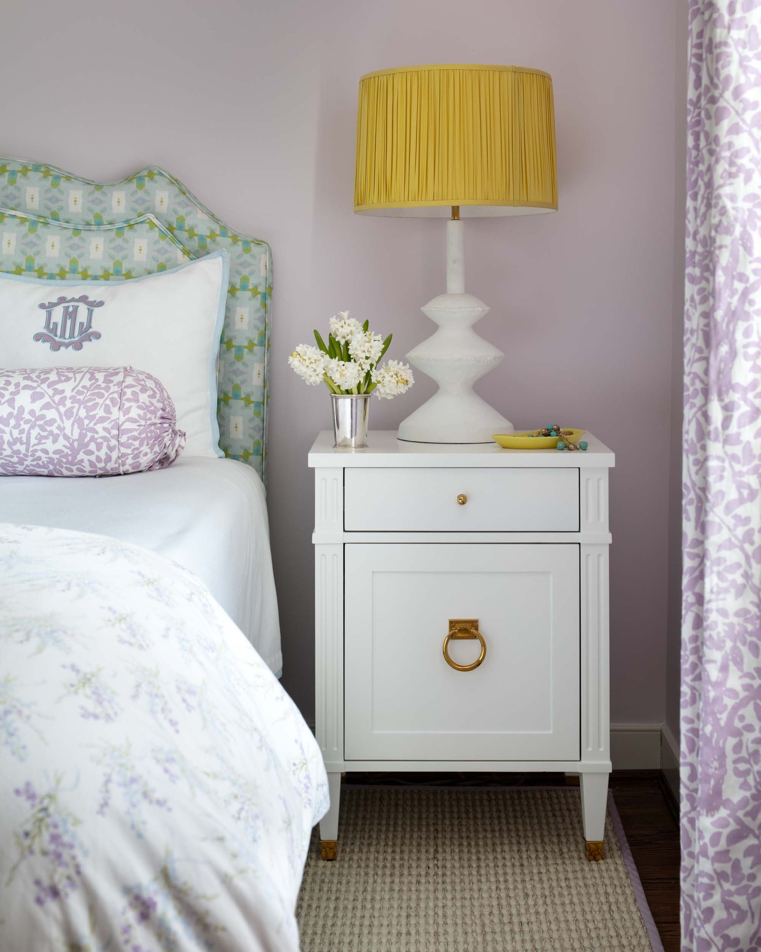 This charming home in Richmond, Virginia designed by the talented Elly Poston is elegant, fresh and fun–everything a home for a young family should be!  From the fresh and inviting color palette to the well-placed accessories, every element is perfection.  Take a peek. We think you’ll love it just as much as we do! Gordon Gregory Photography