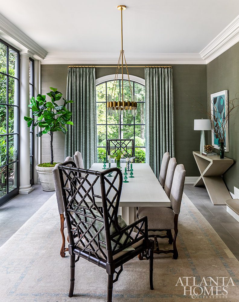 Good morning, chic readers! This timeless home in Tuxedo Park, Atlanta home designed by Kristan & Co is the perfect mix of traditional touches and updated details, well-suited for family, entertaining and more. Take a step inside and enjoy every beautiful moment!Atlanta Homes & Lifestyles Architect: Harrison Design Interior Design: Kristan & Co Photography: Jeff Herr Land Plus Associates MacAllan Homes