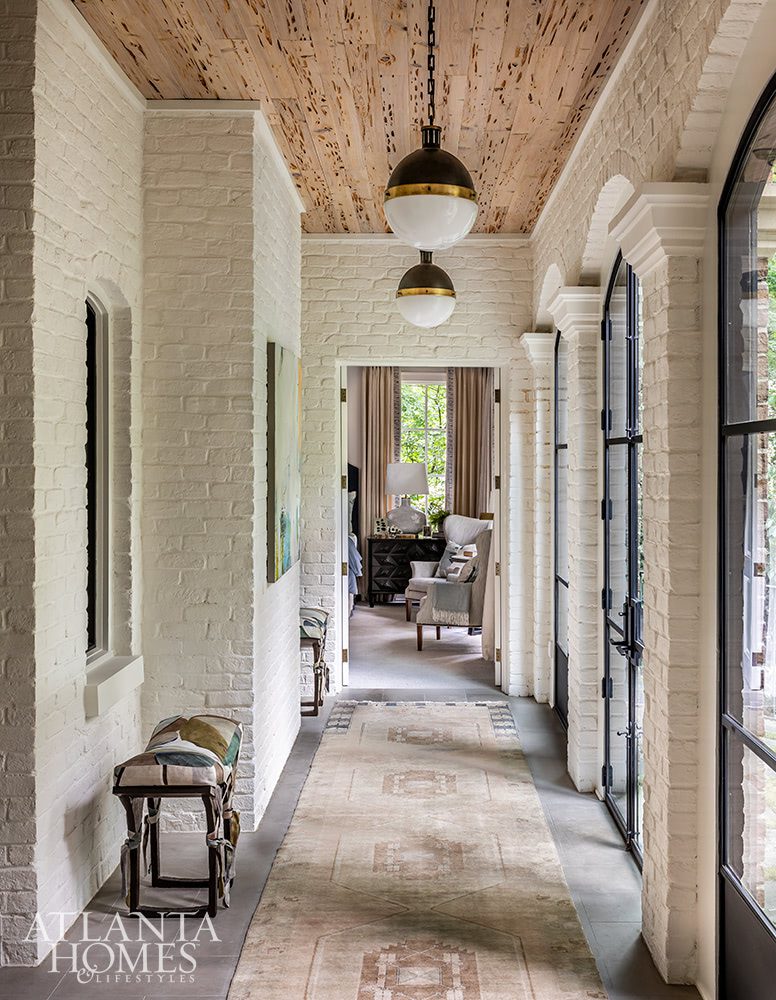 Good morning, chic readers! This timeless home in Tuxedo Park, Atlanta home designed by Kristan & Co is the perfect mix of traditional touches and updated details, well-suited for family, entertaining and more. Take a step inside and enjoy every beautiful moment!Atlanta Homes & Lifestyles Architect: Harrison Design Interior Design: Kristan & Co Photography: Jeff Herr Land Plus Associates MacAllan Homes