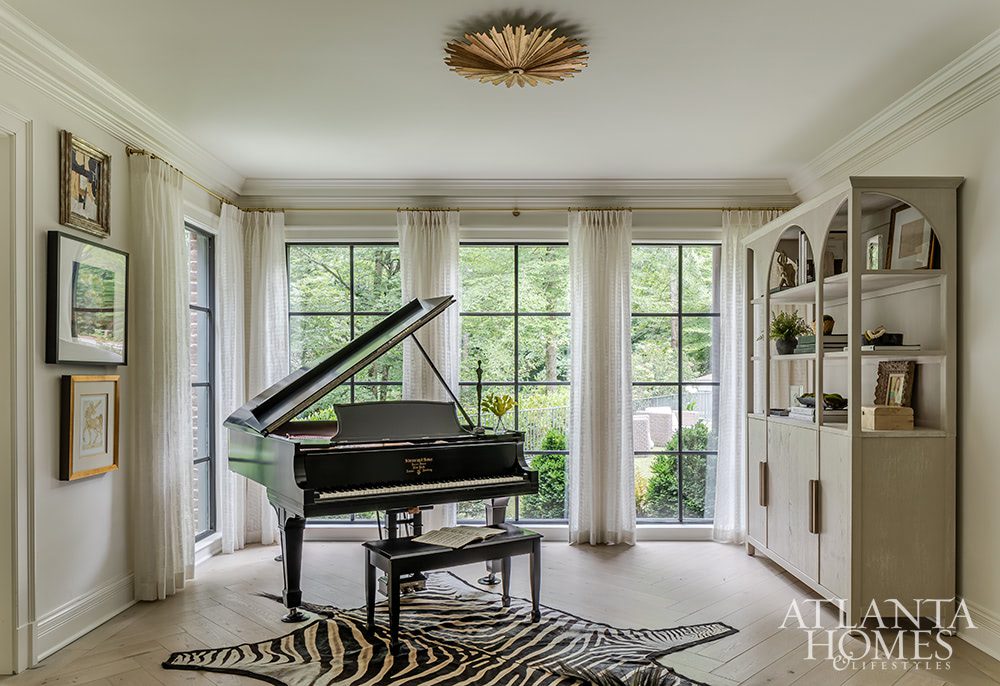 Good morning, chic readers! This timeless home in Tuxedo Park, Atlanta home designed by Kristan & Co is the perfect mix of traditional touches and updated details, well-suited for family, entertaining and more. Take a step inside and enjoy every beautiful moment!Atlanta Homes & Lifestyles Architect: Harrison Design Interior Design: Kristan & Co Photography: Jeff Herr Land Plus Associates MacAllan Homes