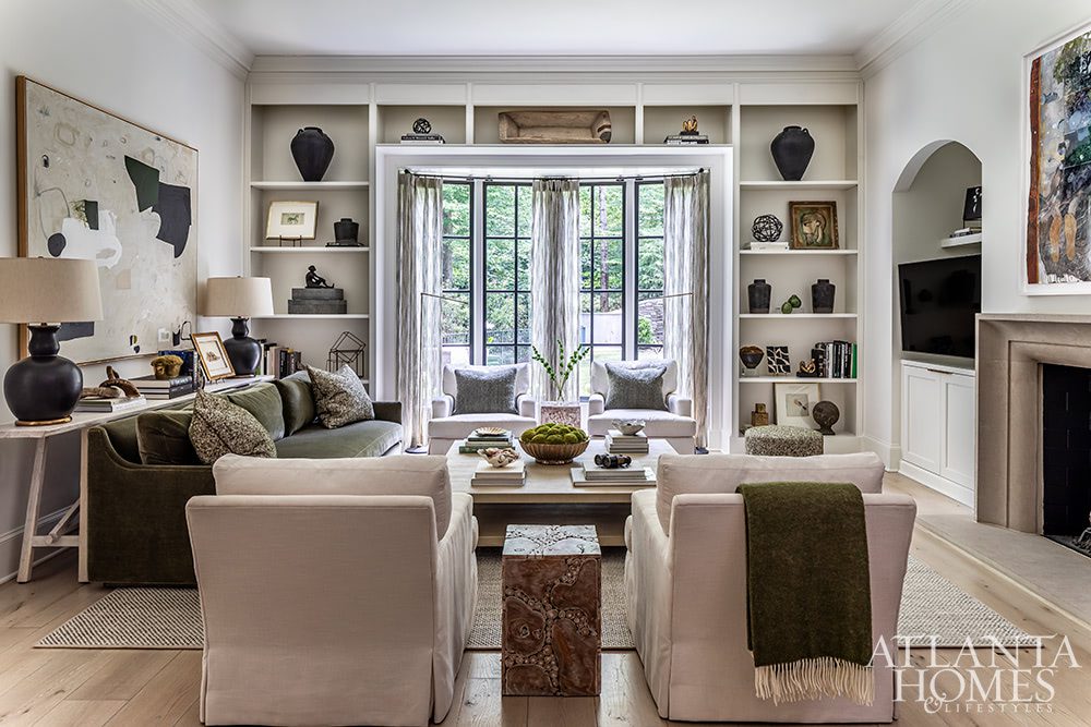 Good morning, chic readers! This timeless home in Tuxedo Park, Atlanta home designed by Kristan & Co is the perfect mix of traditional touches and updated details, well-suited for family, entertaining and more. Take a step inside and enjoy every beautiful moment!Atlanta Homes & Lifestyles Architect: Harrison Design Interior Design: Kristan & Co Photography: Jeff Herr Land Plus Associates MacAllan Homes