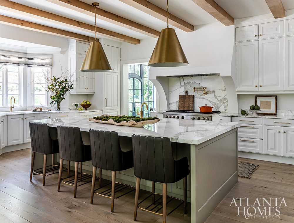 Good morning, chic readers! This timeless home in Tuxedo Park, Atlanta home designed by Kristan & Co is the perfect mix of traditional touches and updated details, well-suited for family, entertaining and more. Take a step inside and enjoy every beautiful moment!Atlanta Homes & Lifestyles Architect: Harrison Design Interior Design: Kristan & Co Photography: Jeff Herr Land Plus Associates MacAllan Homes