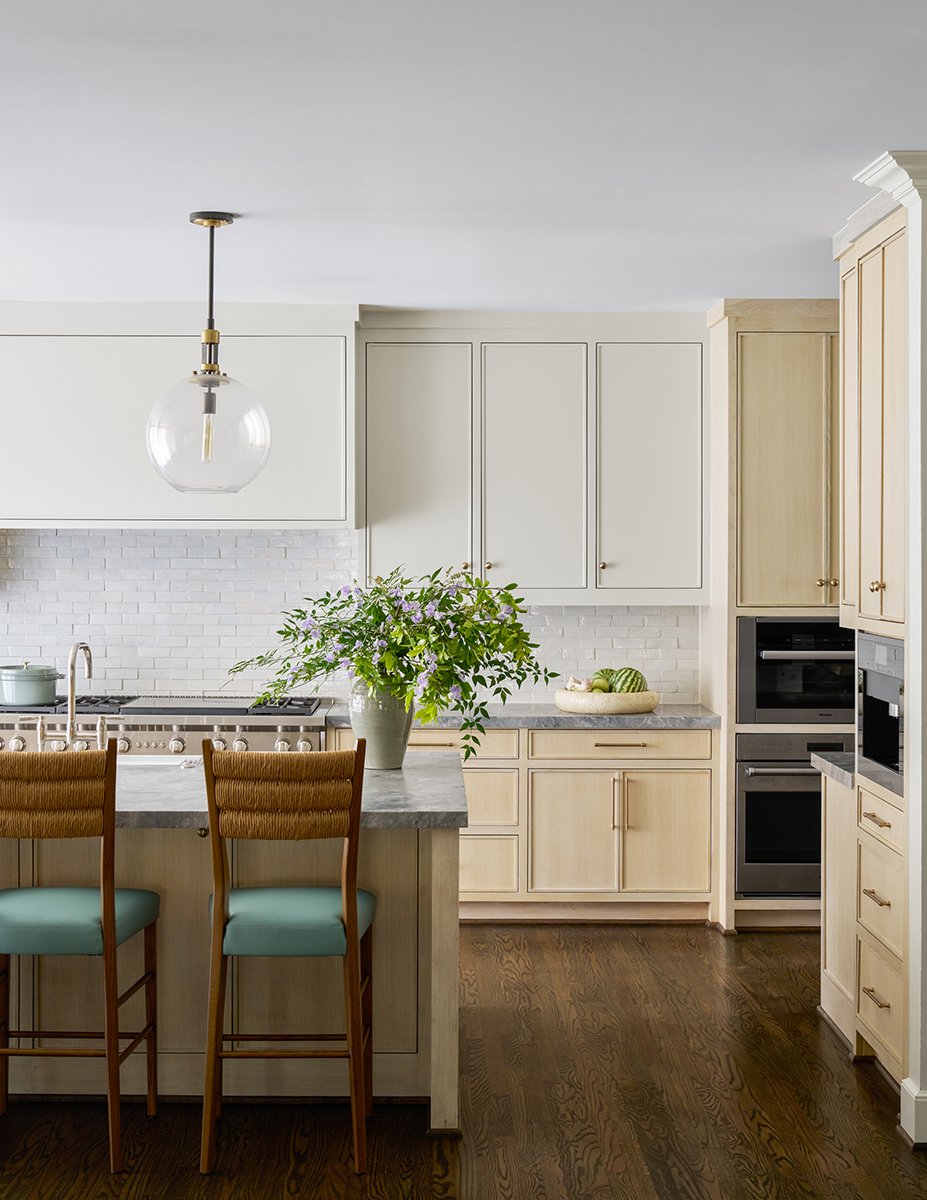 If you could use a break from the hustle and bustle of Thanksgiving preparations today, grab a cozy blanket, a steaming mug of hot cocoa and a place by the fire and explore this beautiful home by Mary Beth Wagner Interiors. Nathan Schroder Photography