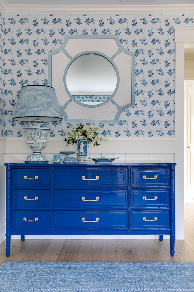 We are getting our dose of good taste this Tuesday with Digs Design of Newport, Rhode Island.  Owner Jocelyn Chiappone creates extraordinary rooms that welcome and make every home look and feel special. Her extraordinary talent brings a home to life and gives us one more reason to love their designs.  From the largest room to the tiniest nook nothing is overlooked.  One peek at this magical Massachusetts retreat and you’ll feel like you’re a million miles away! Greg Premru Photography