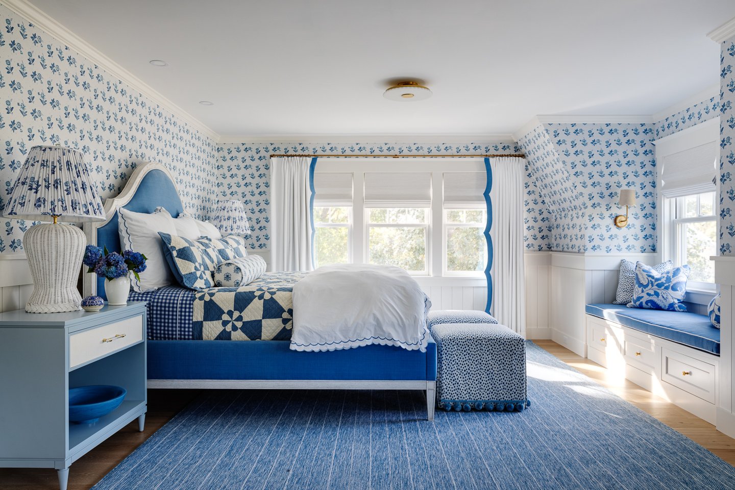 We are getting our dose of good taste this Tuesday with Digs Design of Newport, Rhode Island.  Owner Jocelyn Chiappone creates extraordinary rooms that welcome and make every home look and feel special. Her extraordinary talent brings a home to life and gives us one more reason to love their designs.  From the largest room to the tiniest nook nothing is overlooked.  One peek at this magical Massachusetts retreat and you’ll feel like you’re a million miles away! Greg Premru Photography