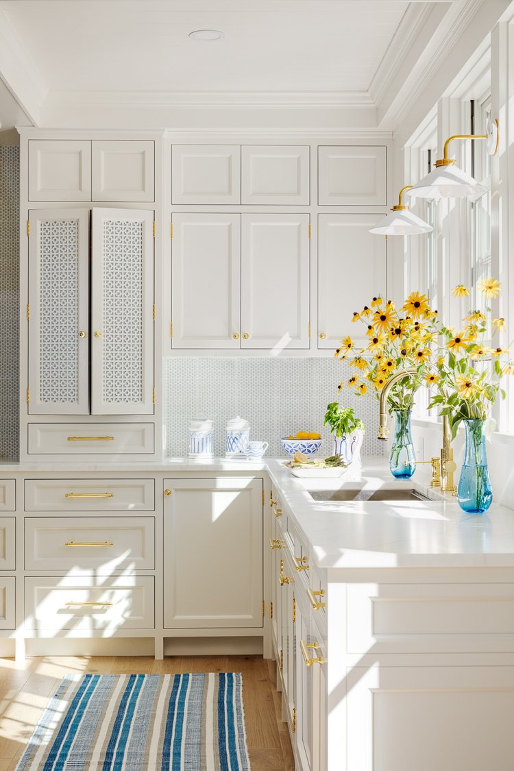 We are getting our dose of good taste this Tuesday with Digs Design of Newport, Rhode Island.  Owner Jocelyn Chiappone creates extraordinary rooms that welcome and make every home look and feel special. Her extraordinary talent brings a home to life and gives us one more reason to love their designs.  From the largest room to the tiniest nook nothing is overlooked.  One peek at this Digs Design paradise and you’ll feel like you’re a million miles away! Greg Premru Photography 
