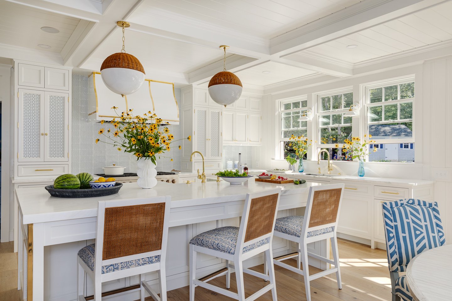 We are getting our dose of good taste this Tuesday with Digs Design of Newport, Rhode Island.  Owner Jocelyn Chiappone creates extraordinary rooms that welcome and make every home look and feel special. Her extraordinary talent brings a home to life and gives us one more reason to love their designs.  From the largest room to the tiniest nook nothing is overlooked.  One peek at this Digs Design paradise and you’ll feel like you’re a million miles away! Greg Premru Photography 